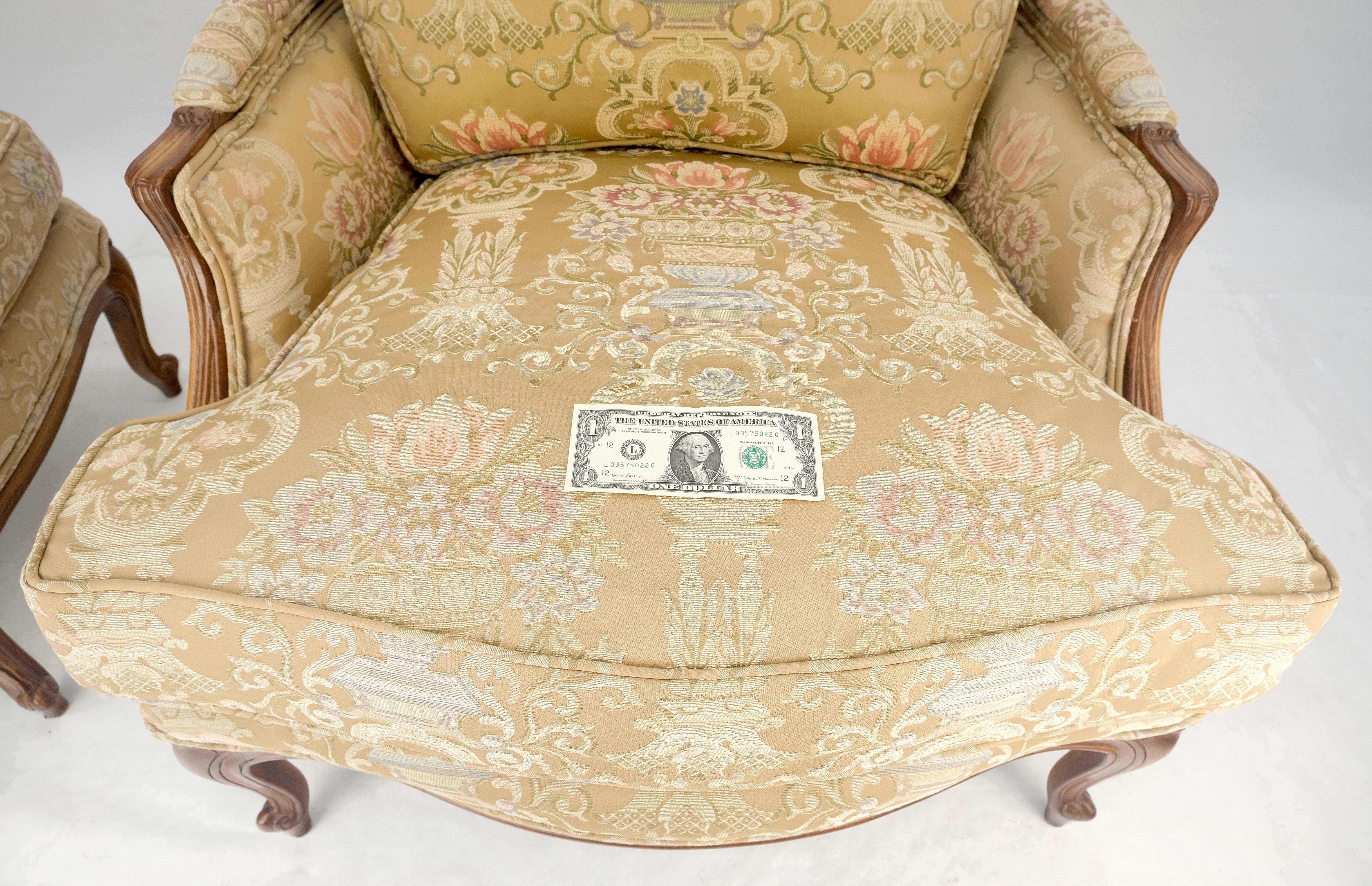 Breiter geschnitzter Nussbaumrahmen Vintage By  Französischer Sessel mit passendem Ottoman Chaise im Angebot 9