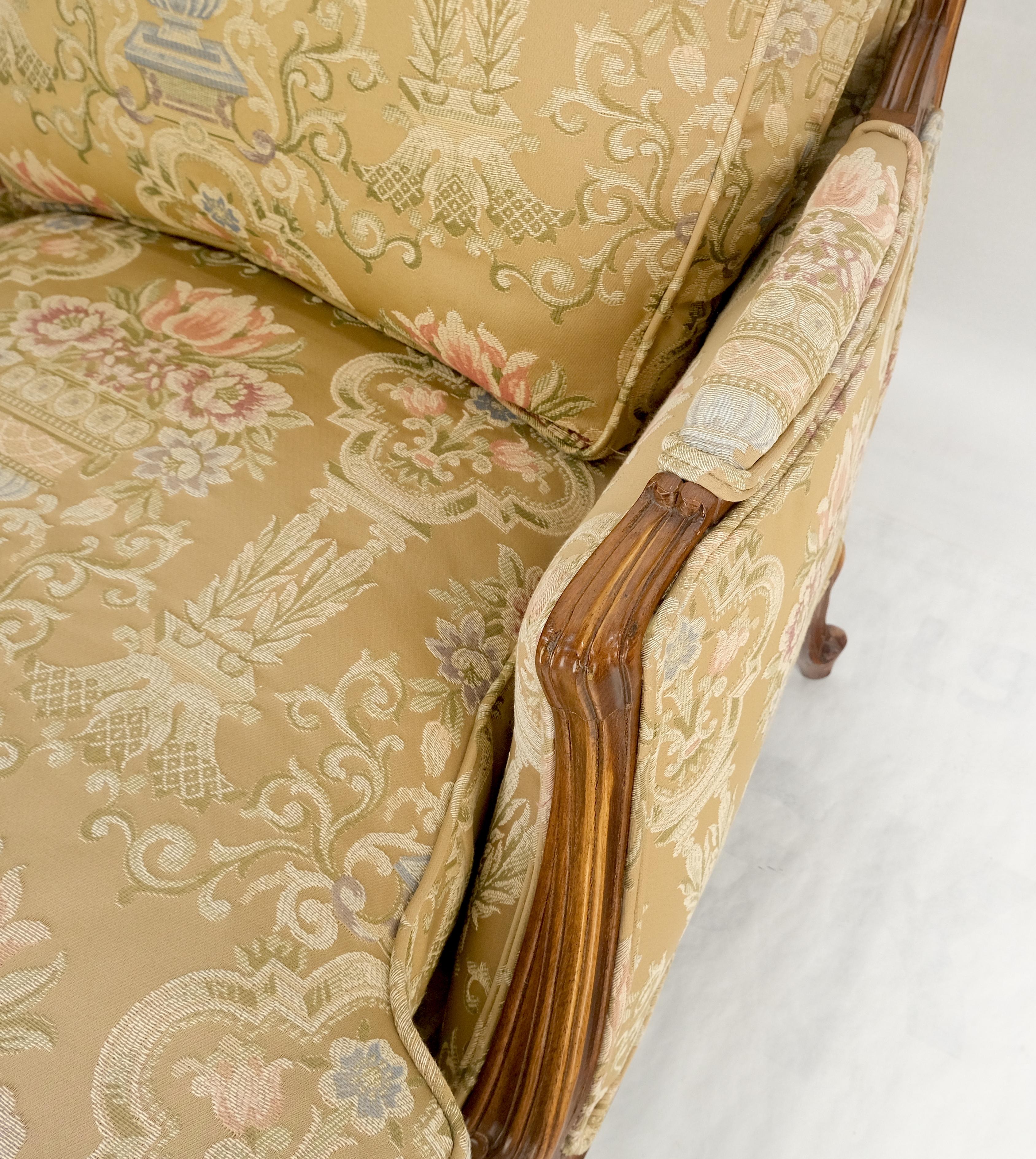 Breiter geschnitzter Nussbaumrahmen Vintage By  Französischer Sessel mit passender Ottomane Chaise Sauber!
Abmessungen der Ottomane:
32