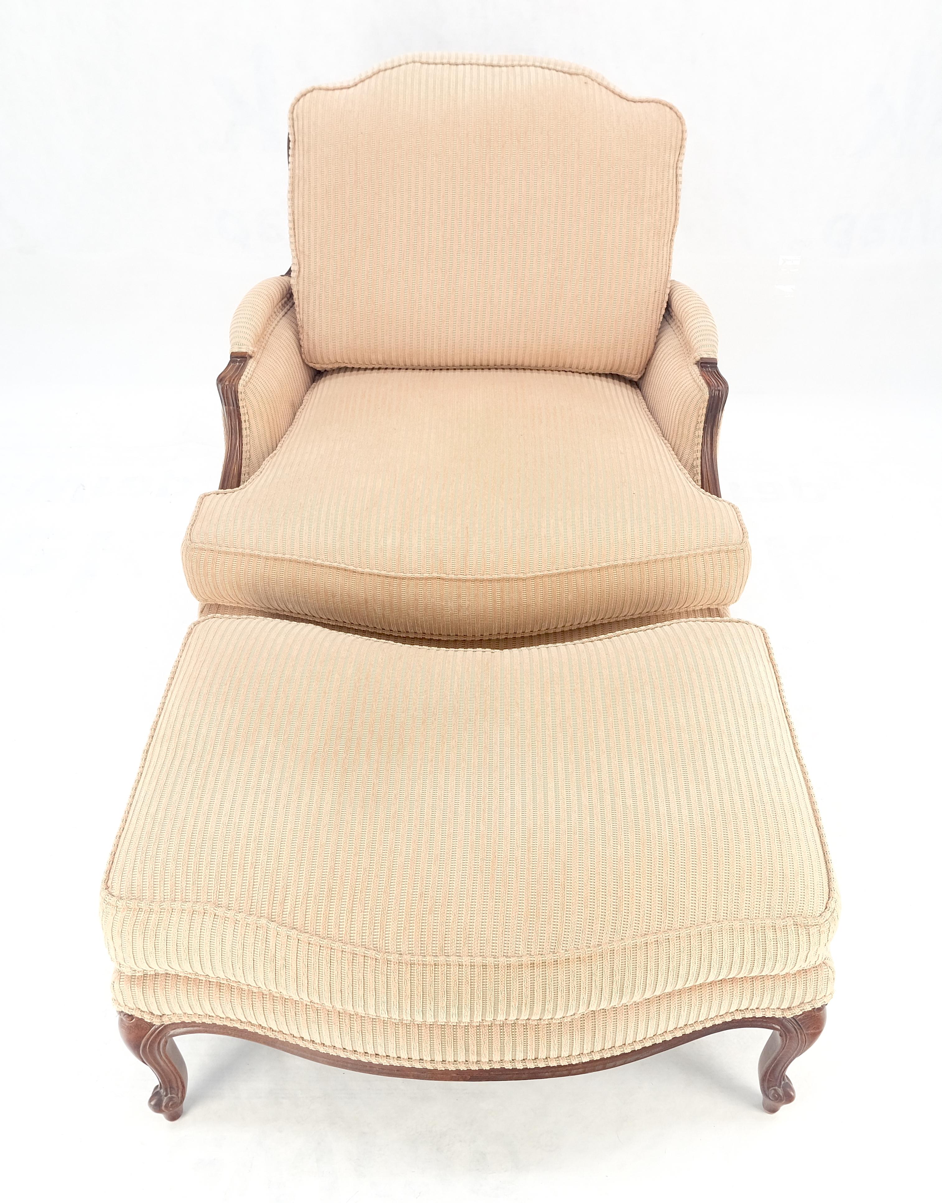 Breiter geschnitzter Nussbaumrahmen Vintage By  Französischer Sessel mit passendem Ottoman Chaise (Französische Provence) im Angebot