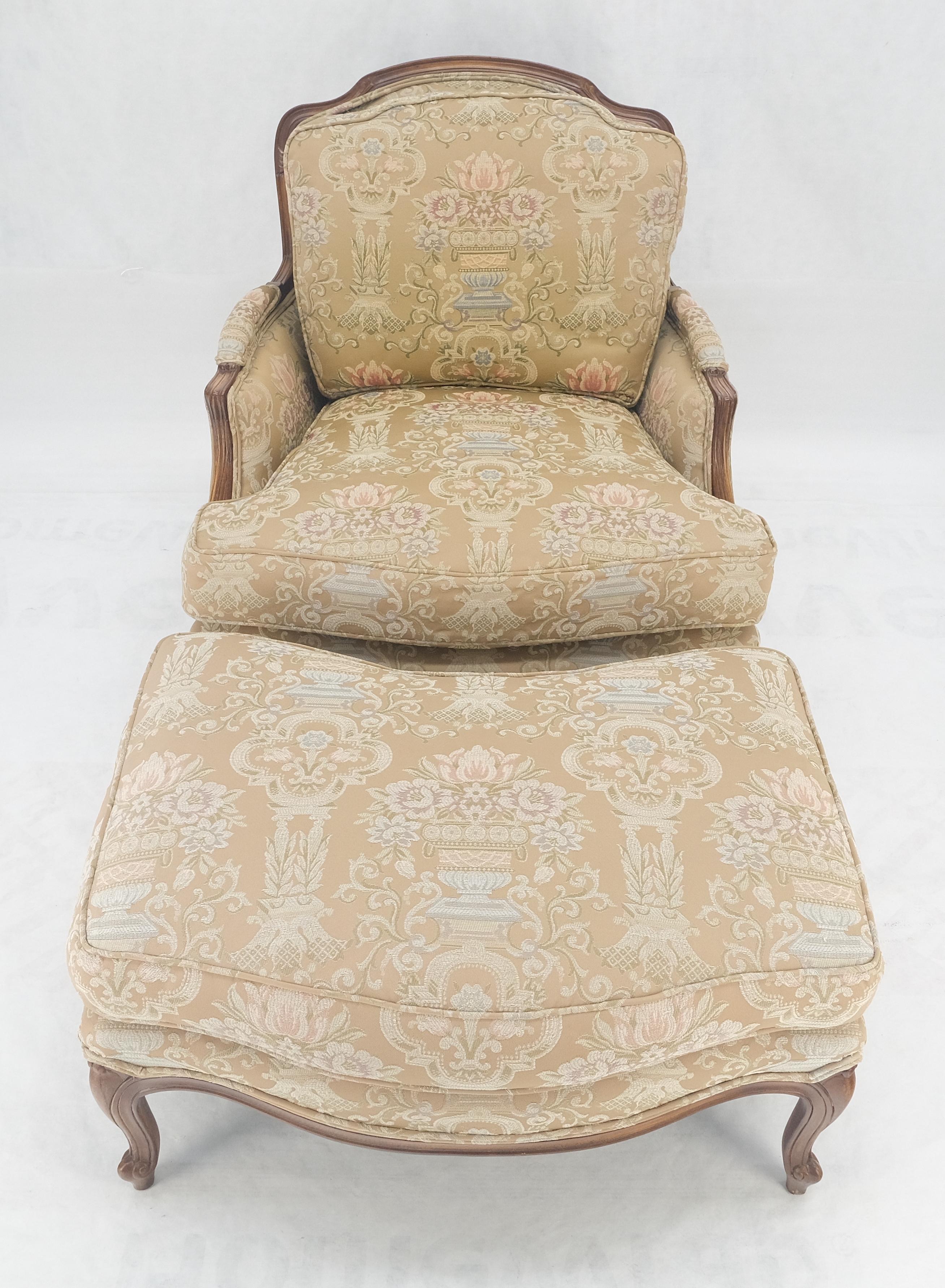 Breiter geschnitzter Nussbaumrahmen Vintage By  Französischer Sessel mit passendem Ottoman Chaise (Moderne der Mitte des Jahrhunderts) im Angebot