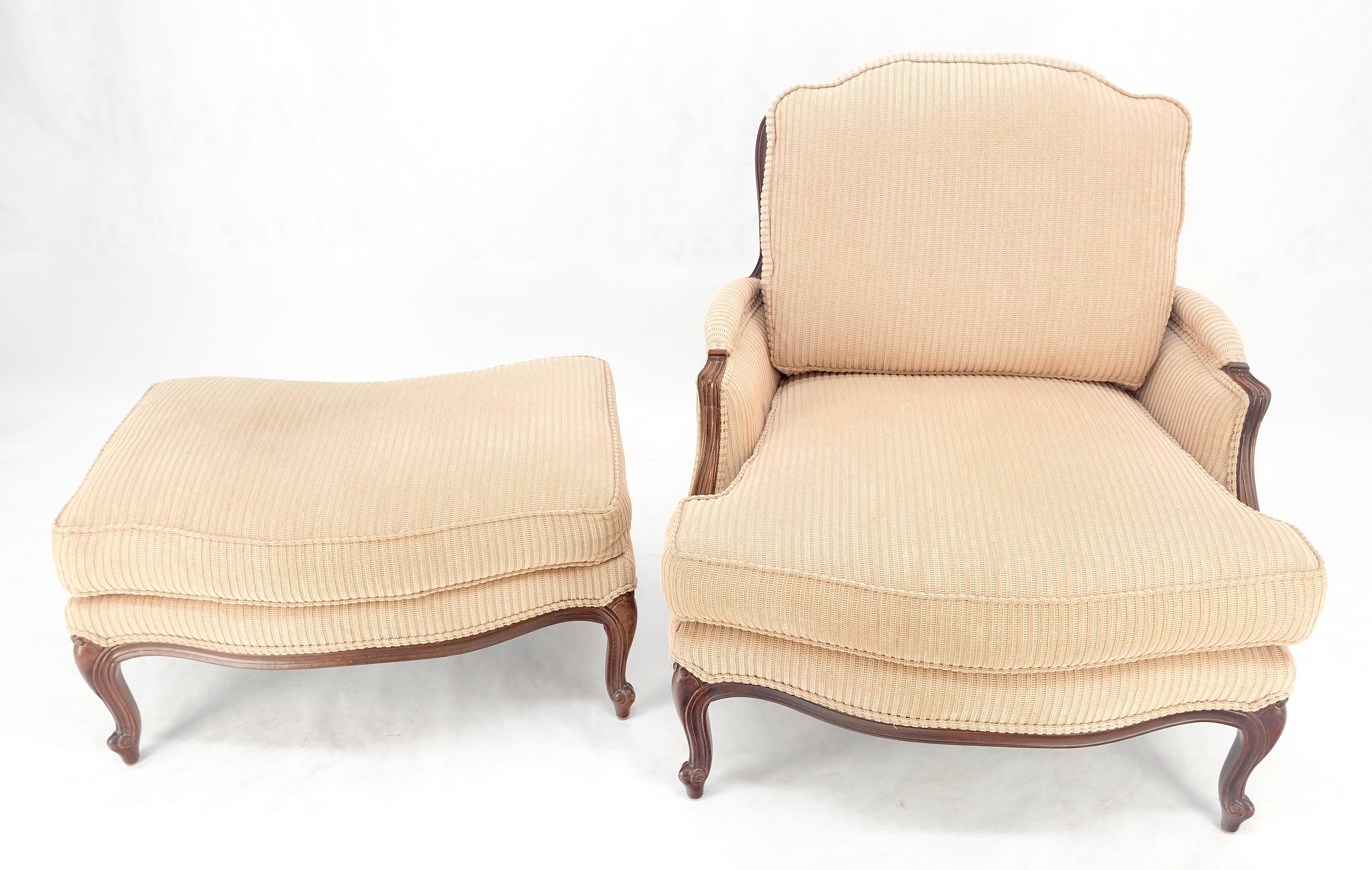Breiter geschnitzter Nussbaumrahmen Vintage By  Französischer Sessel mit passendem Ottoman Chaise (amerikanisch) im Angebot