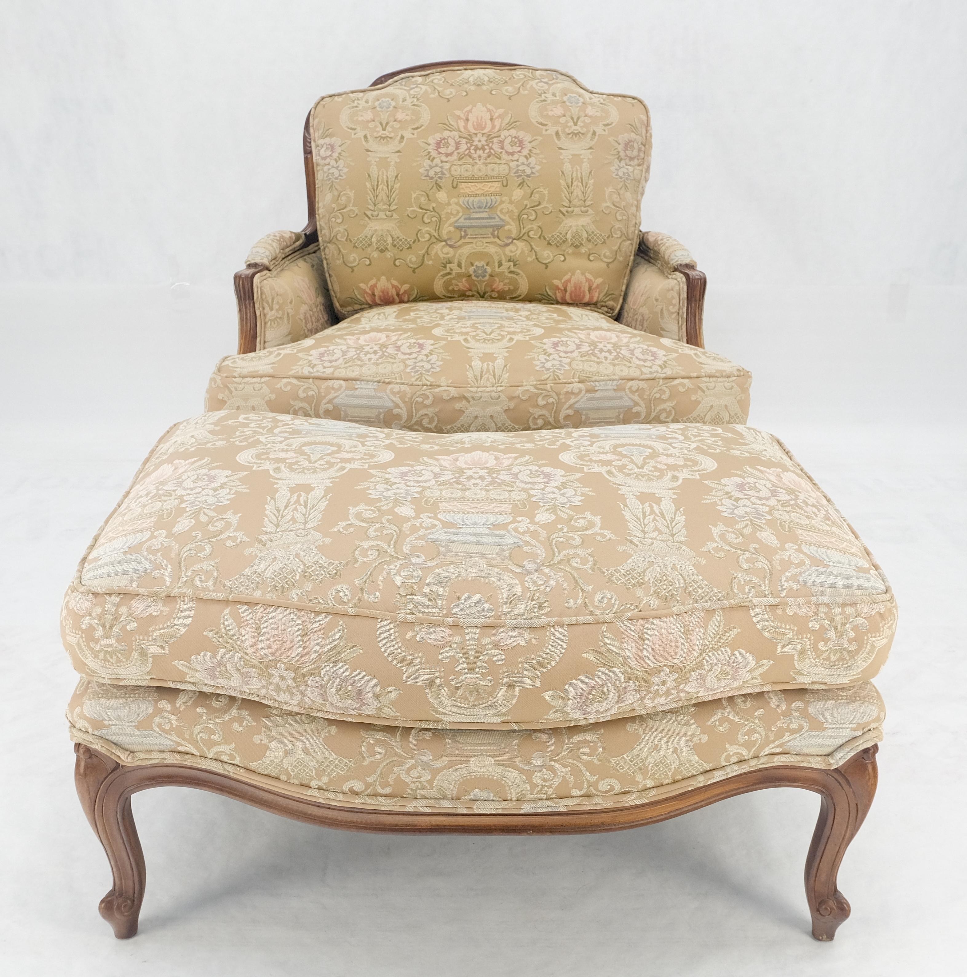 Breiter geschnitzter Nussbaumrahmen Vintage By  Französischer Sessel mit passendem Ottoman Chaise (amerikanisch) im Angebot