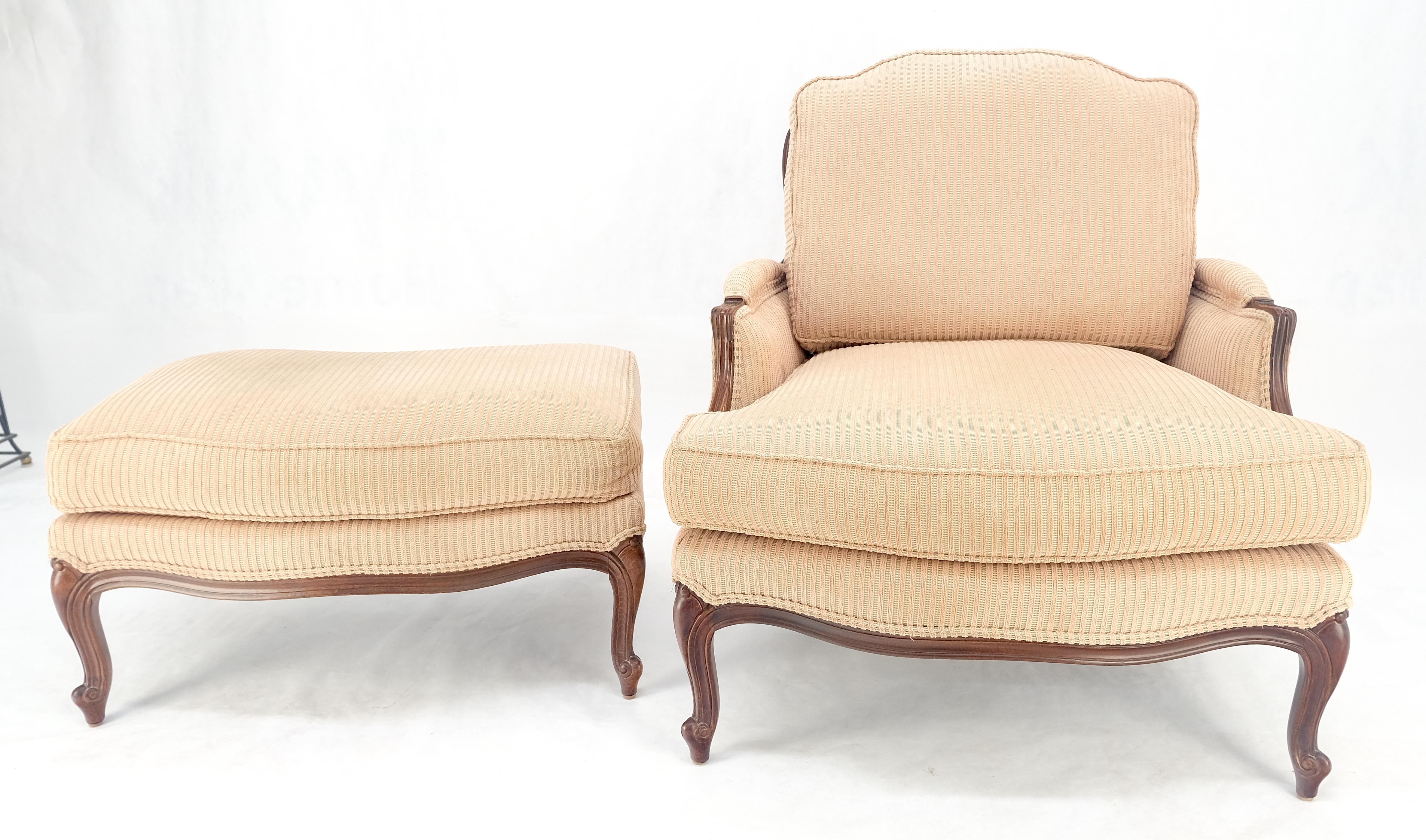 Breiter geschnitzter Nussbaumrahmen Vintage By  Französischer Sessel mit passendem Ottoman Chaise (Lackiert) im Angebot