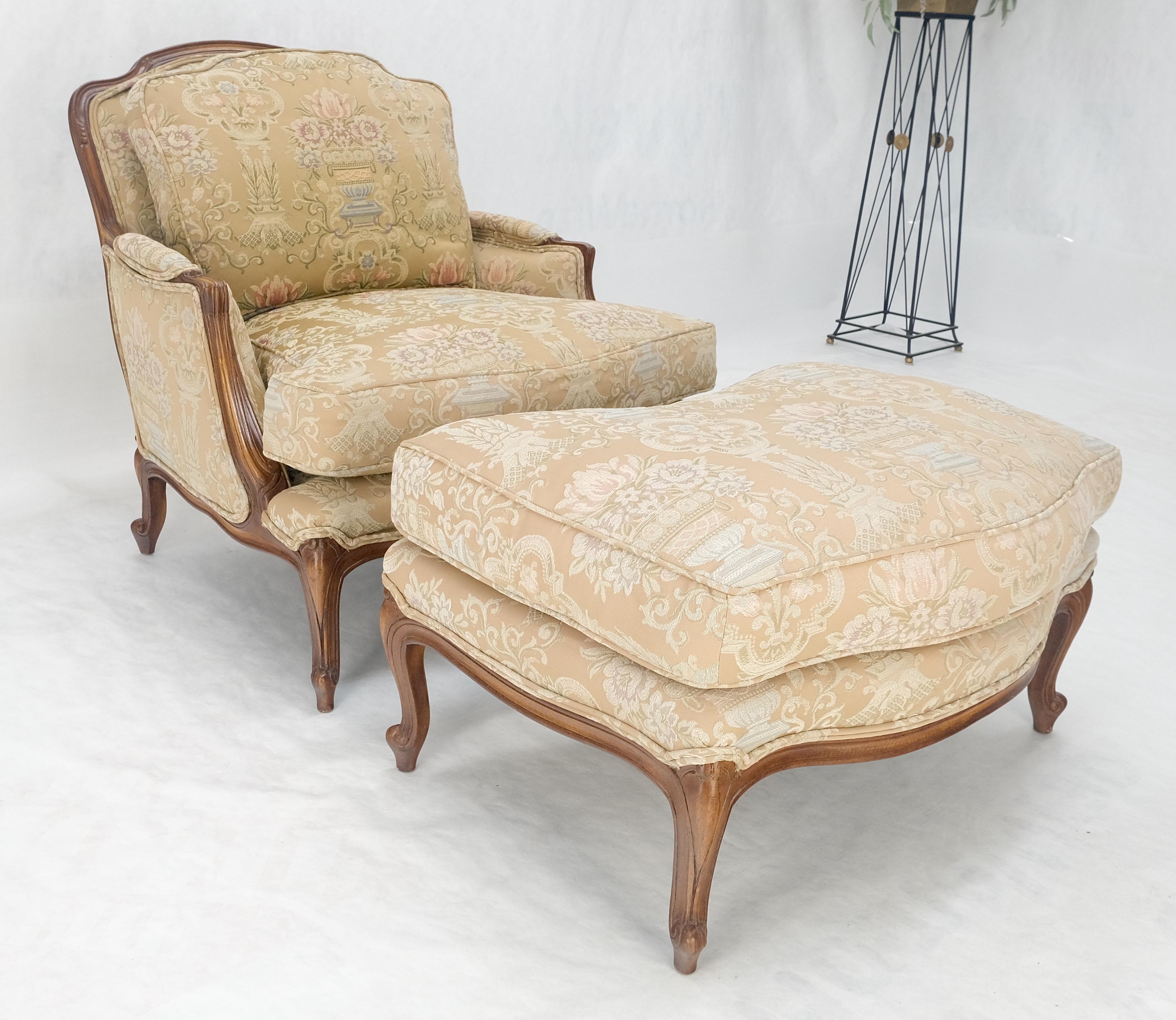 Breiter geschnitzter Nussbaumrahmen Vintage By  Französischer Sessel mit passendem Ottoman Chaise (Lackiert) im Angebot