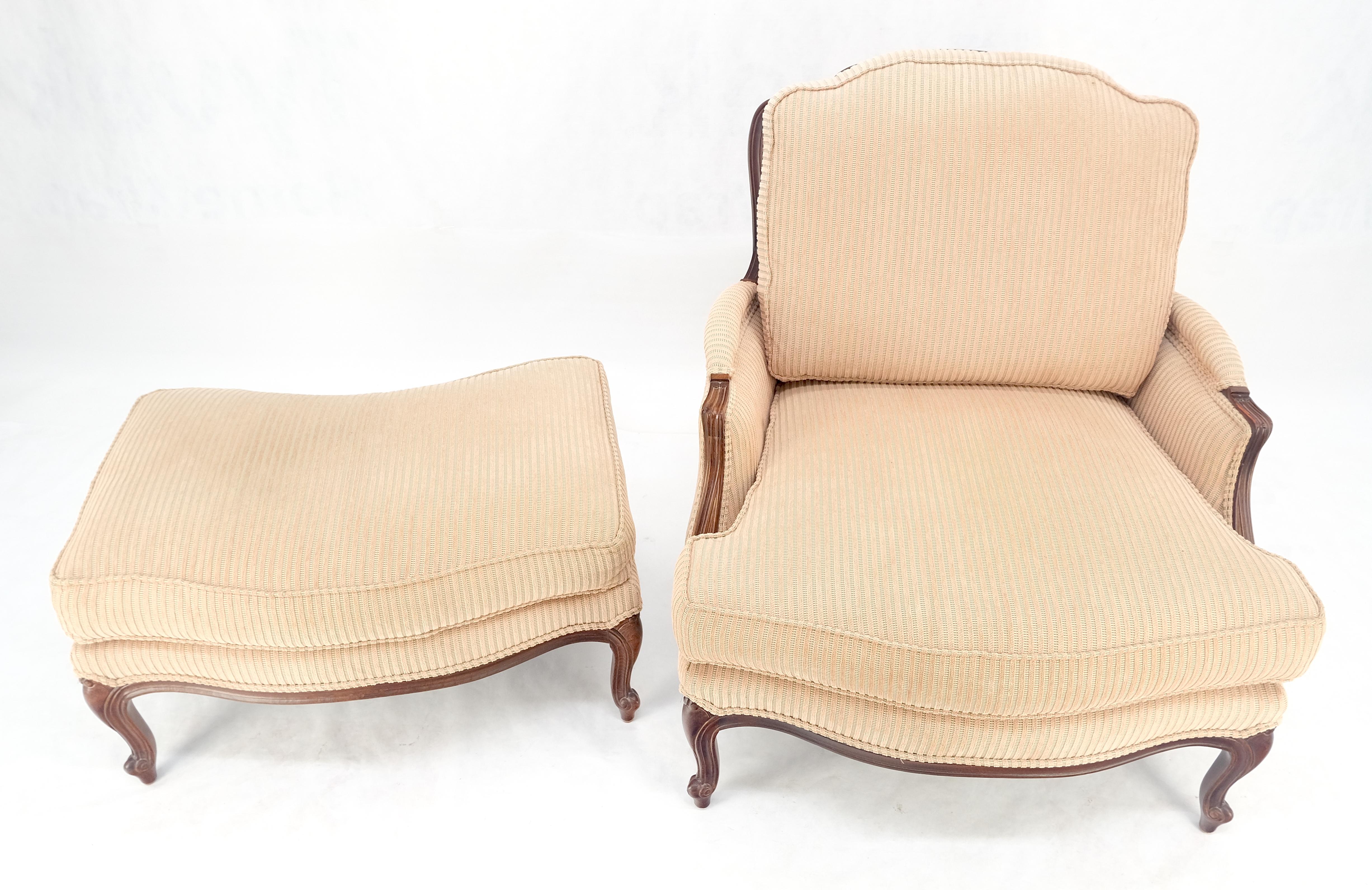 Breiter geschnitzter Nussbaumrahmen Vintage By  Französischer Sessel mit passendem Ottoman Chaise im Zustand „Gut“ im Angebot in Rockaway, NJ