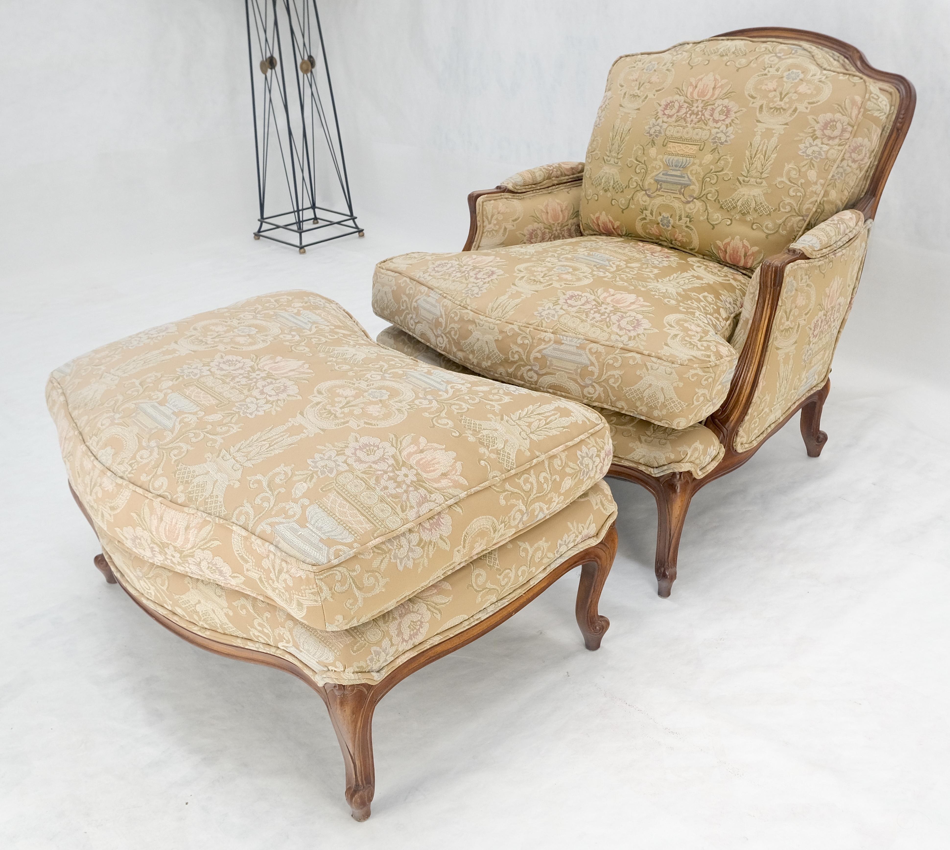 Breiter geschnitzter Nussbaumrahmen Vintage By  Französischer Sessel mit passendem Ottoman Chaise im Zustand „Gut“ im Angebot in Rockaway, NJ
