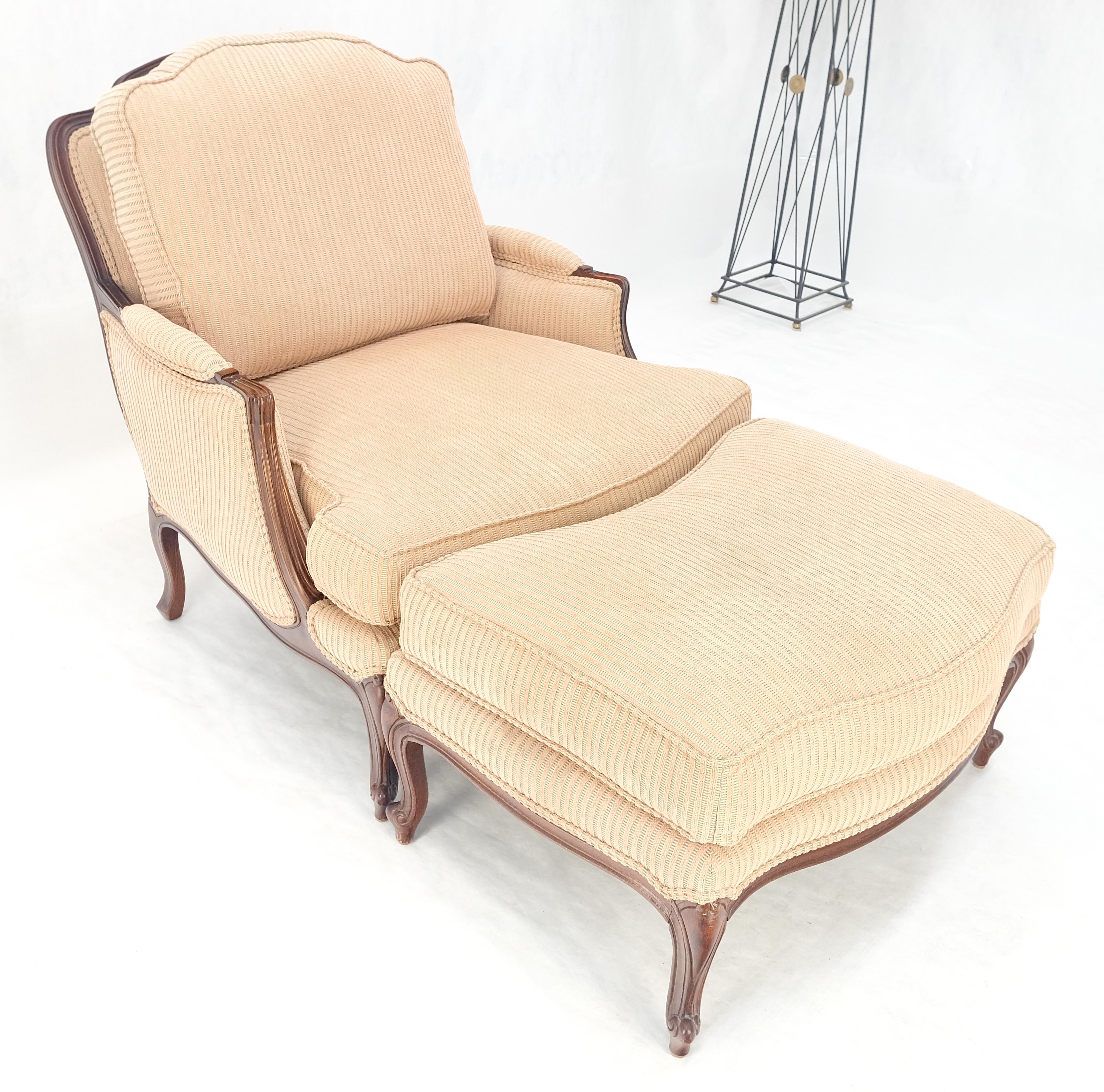 Breiter geschnitzter Nussbaumrahmen Vintage By  Französischer Sessel mit passendem Ottoman Chaise (20. Jahrhundert) im Angebot