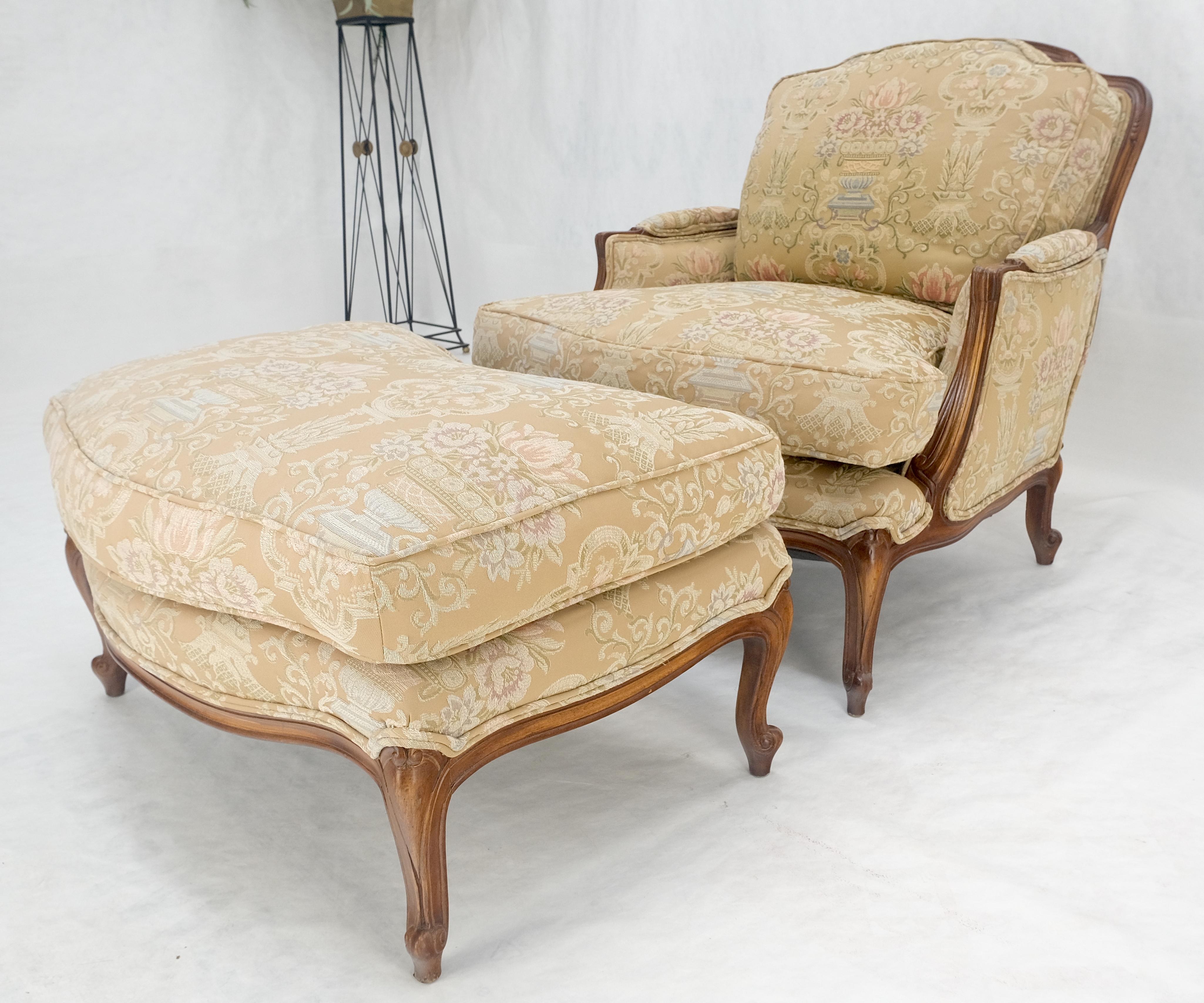 Breiter geschnitzter Nussbaumrahmen Vintage By  Französischer Sessel mit passendem Ottoman Chaise (20. Jahrhundert) im Angebot