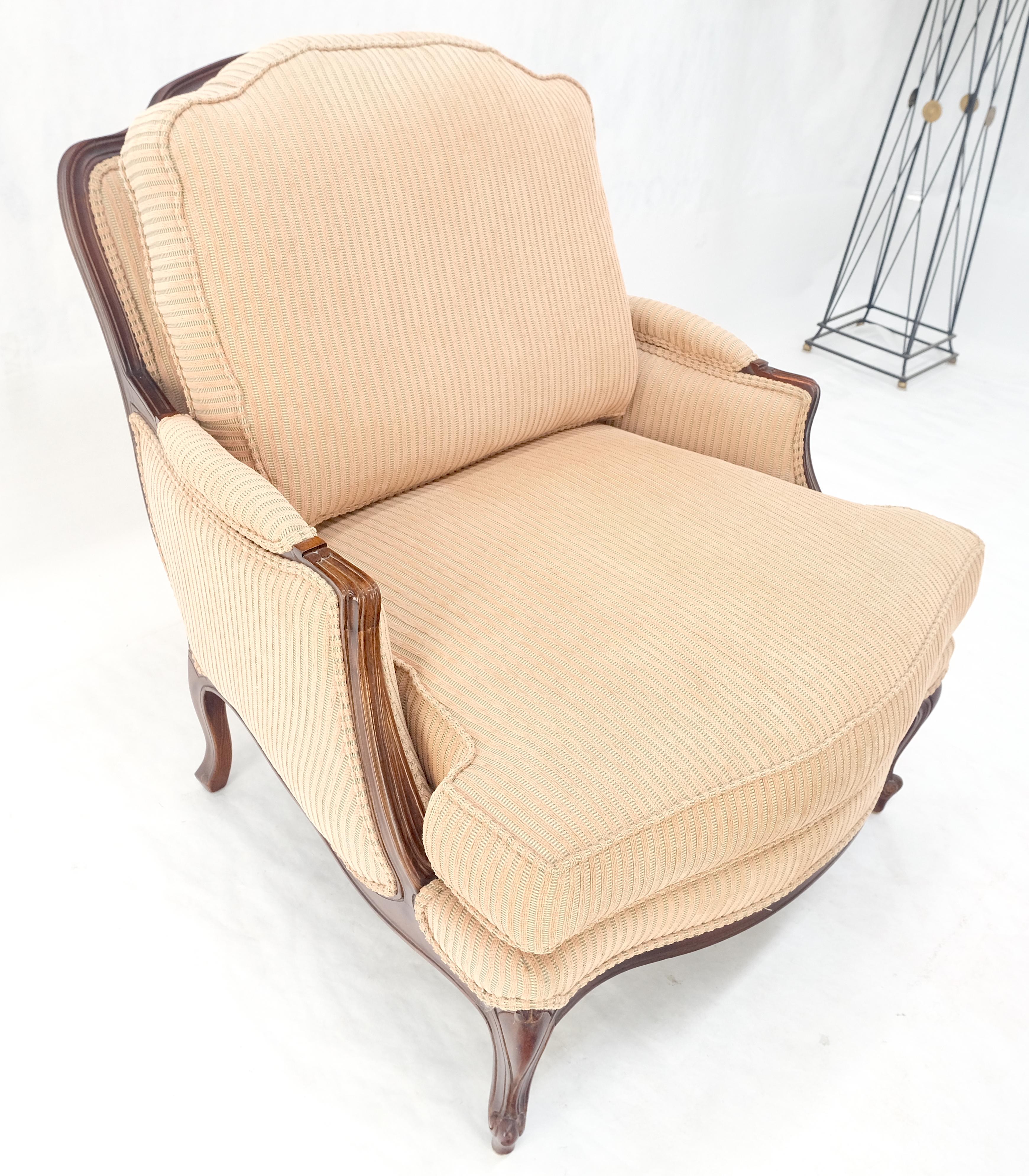 Breiter geschnitzter Nussbaumrahmen Vintage By  Französischer Sessel mit passendem Ottoman Chaise (Polster) im Angebot