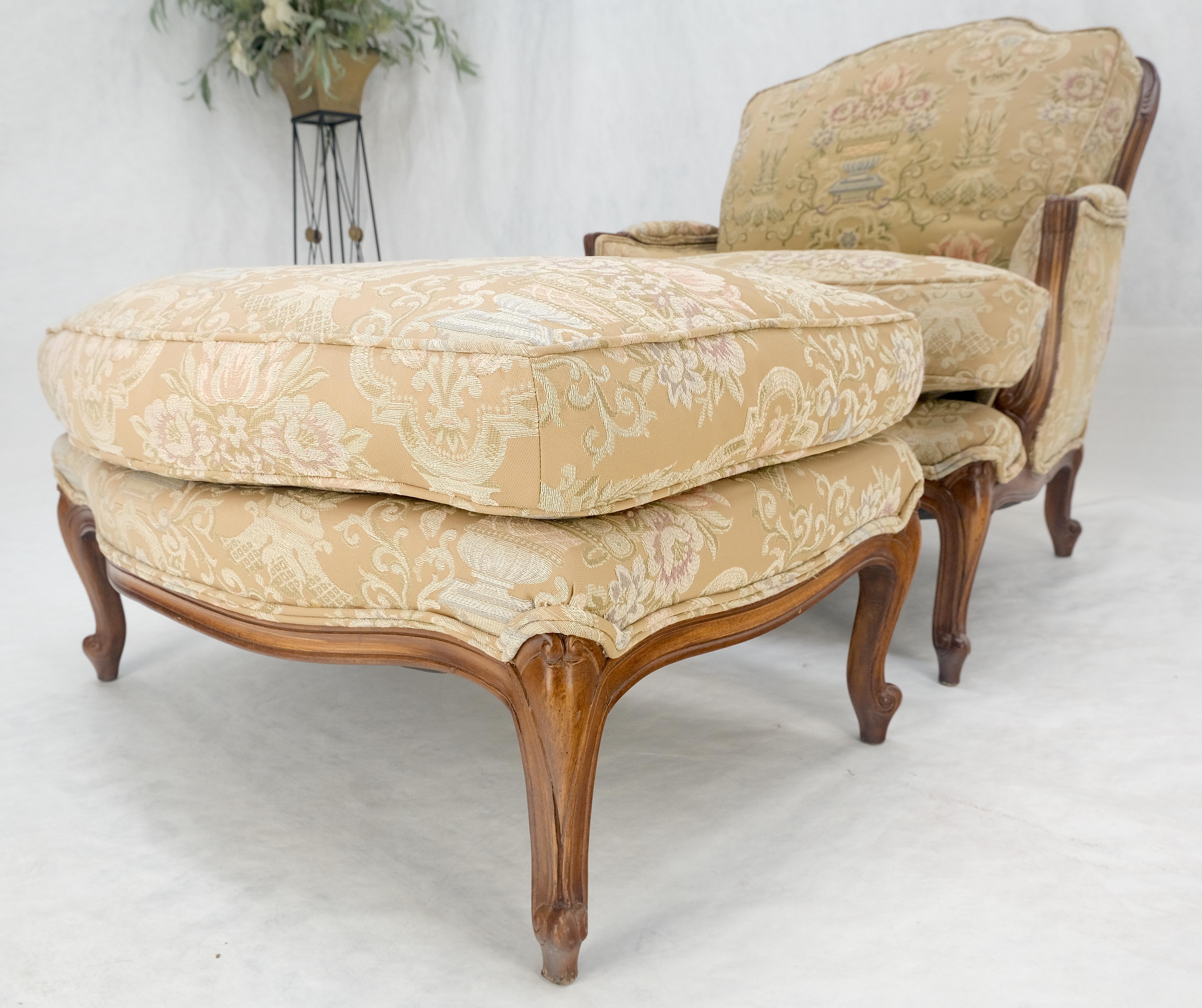Breiter geschnitzter Nussbaumrahmen Vintage By  Französischer Sessel mit passendem Ottoman Chaise (Polster) im Angebot