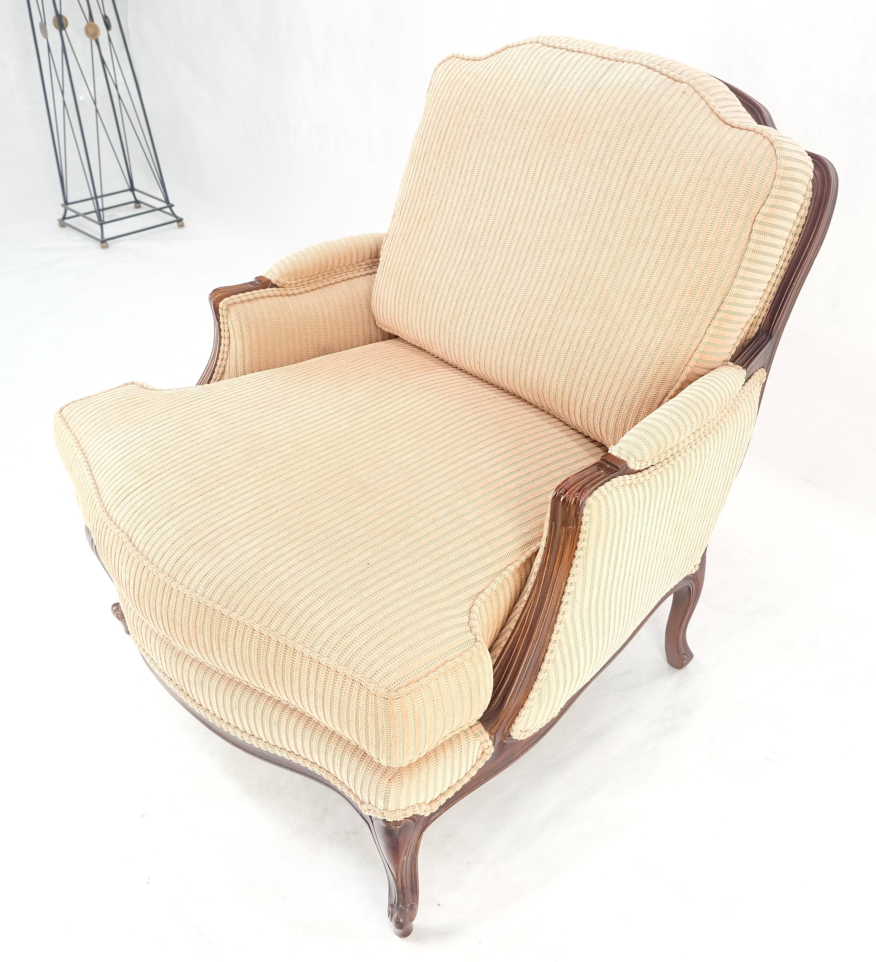 Breiter geschnitzter Nussbaumrahmen Vintage By  Französischer Sessel mit passendem Ottoman Chaise im Angebot 1