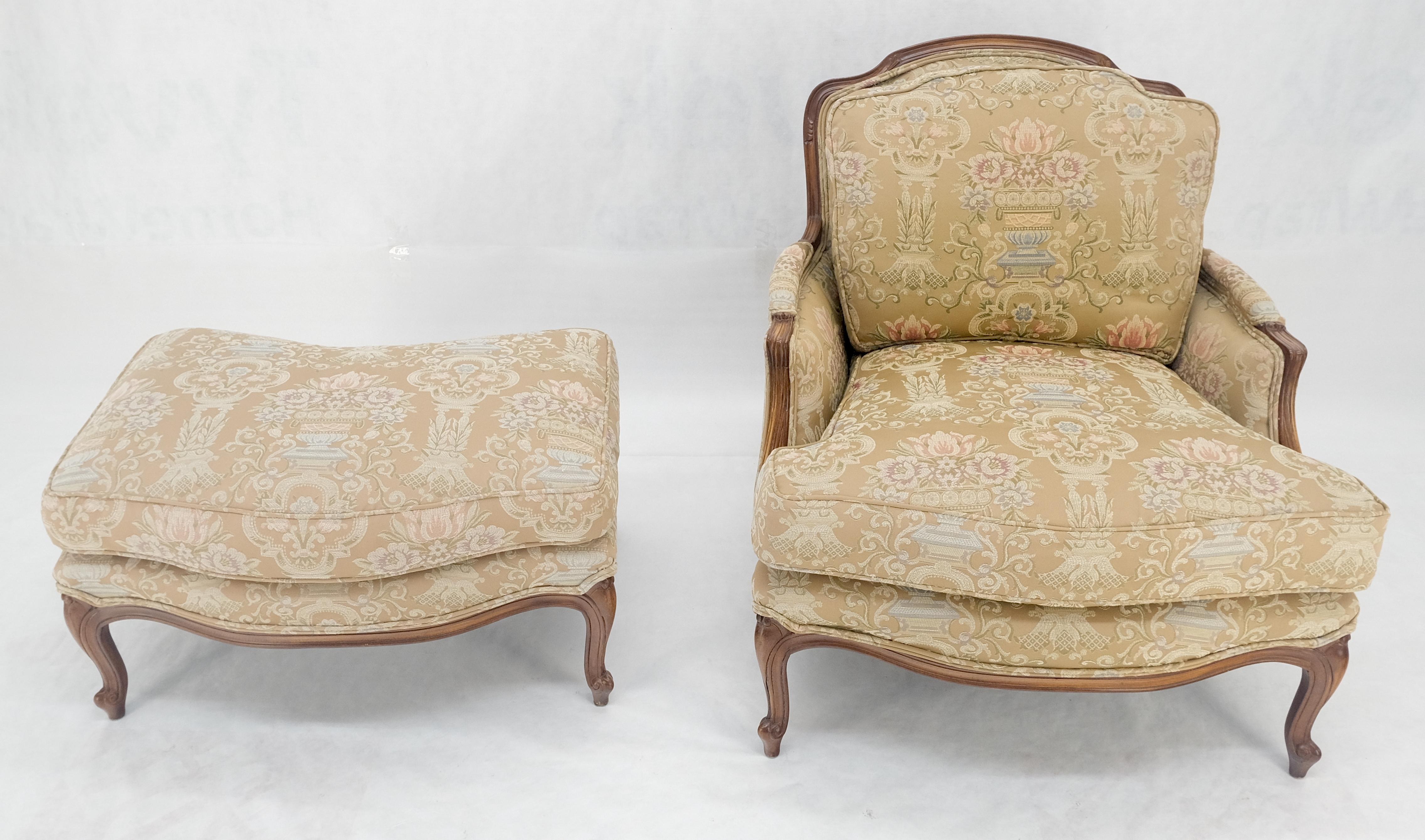 Breiter geschnitzter Nussbaumrahmen Vintage By  Französischer Sessel mit passendem Ottoman Chaise im Angebot 1