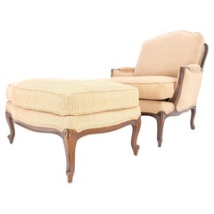 Cornice larga in noce intagliato Vintage  Poltrona francese con chaise ottomana abbinata