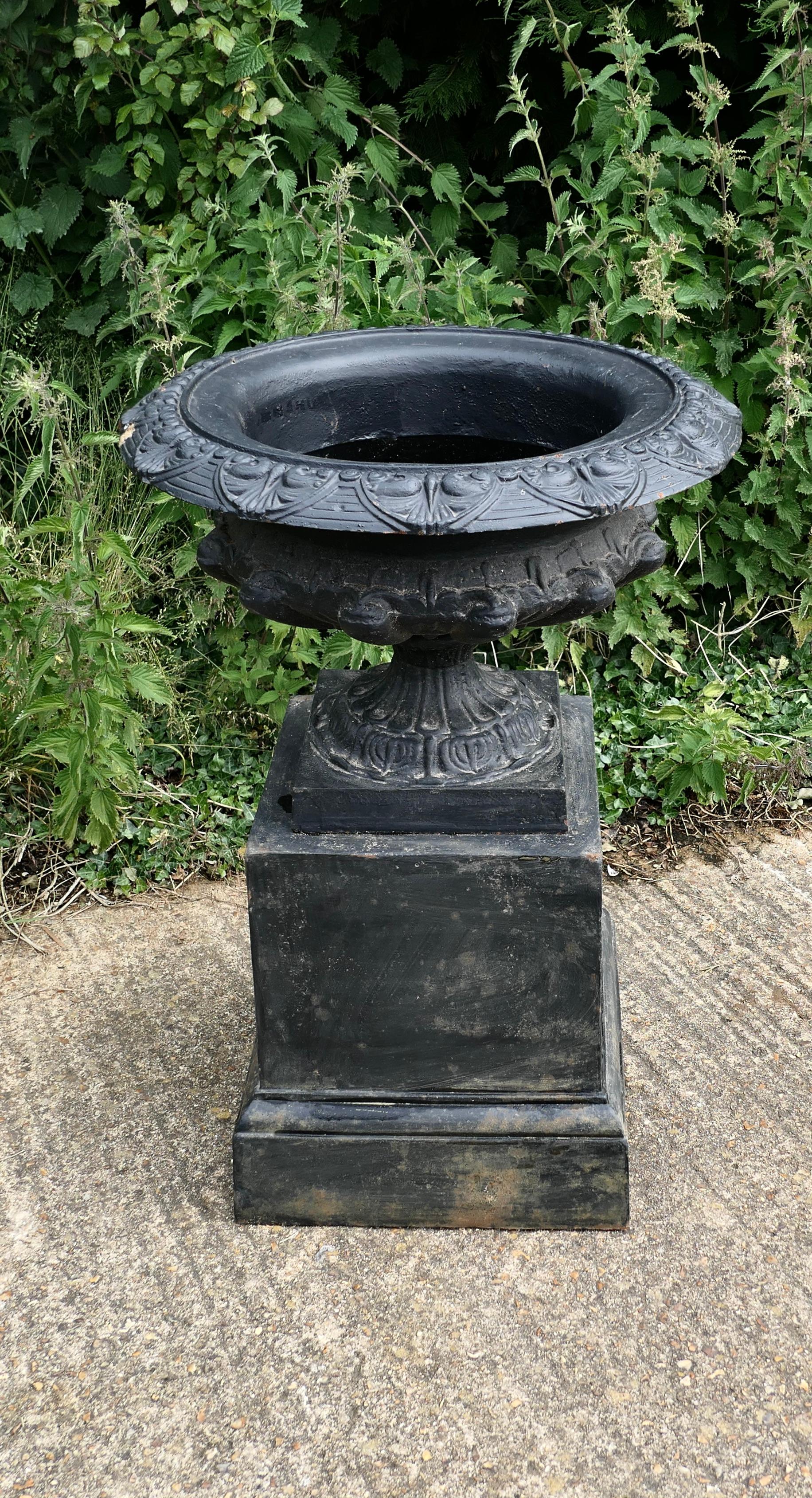Wide  Cast Iron Urn, Garden Planter In Good Condition In Godshill, Isle of Wight