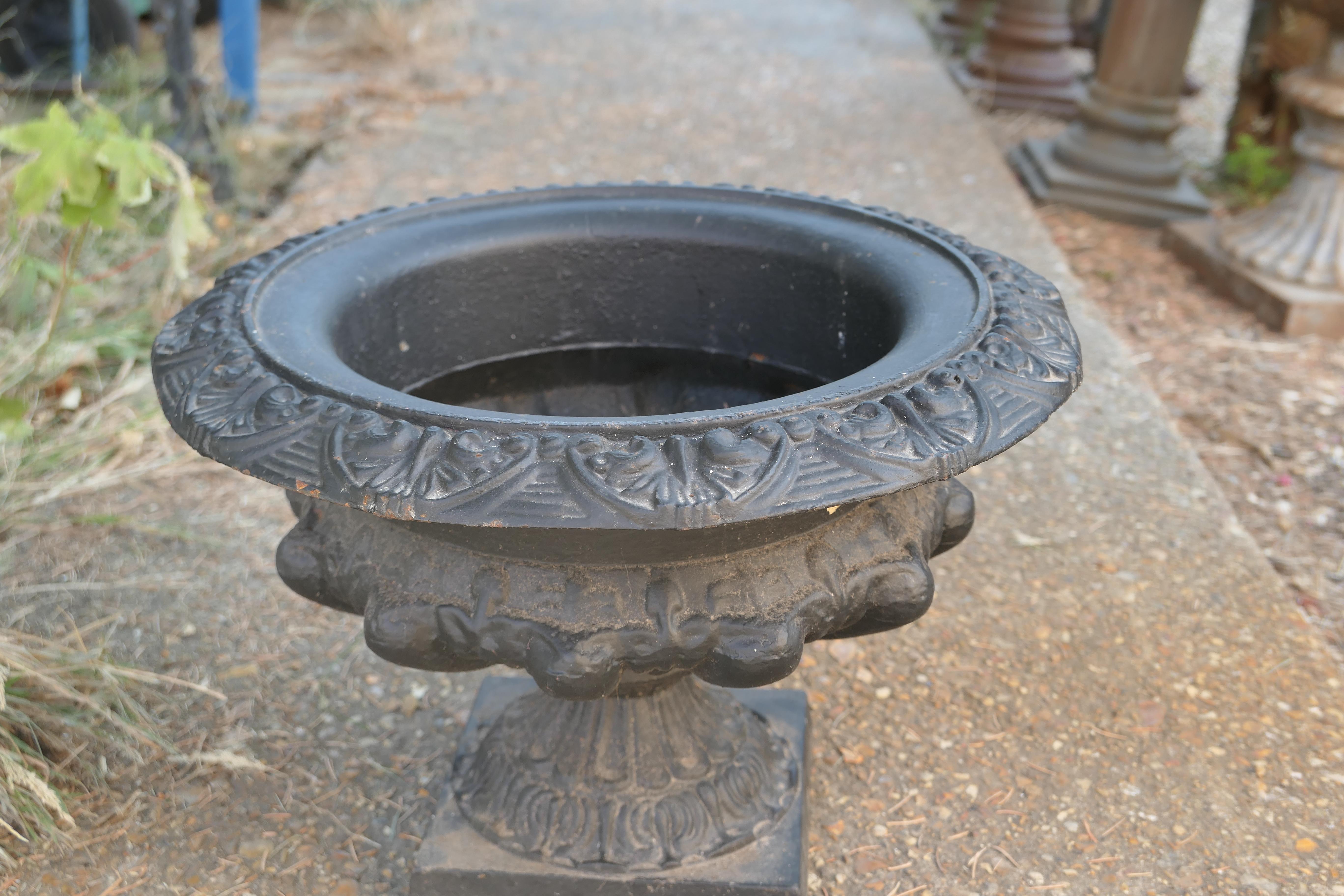Wide Cast Iron Urn, Garden Planter In Good Condition For Sale In Chillerton, Isle of Wight