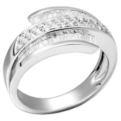 Anillo de oro blanco de 18 quilates con diamantes de cóctel ancho para ella