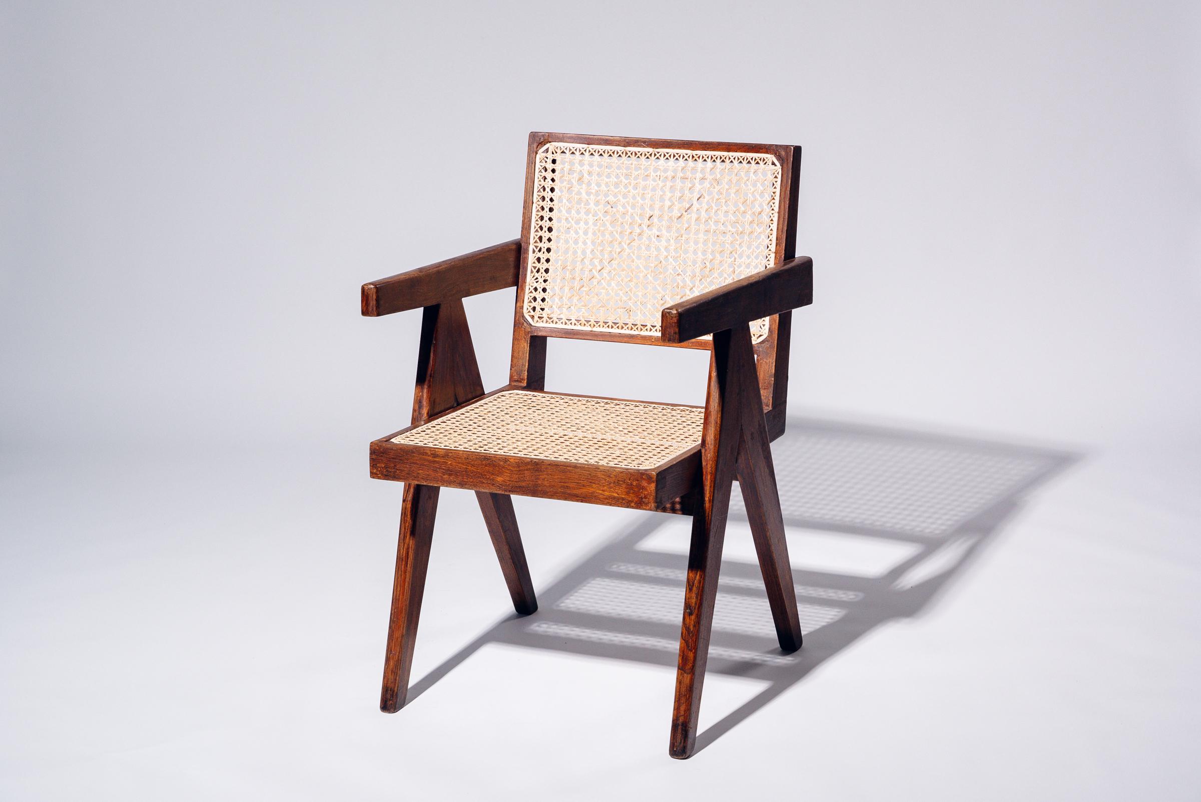 Une authentique pièce du milieu du siècle provenant de la légendaire commission Chandigarh de Pierre Jeanneret. Structure en teck avec assise et dossier en bambou tressé à la main.