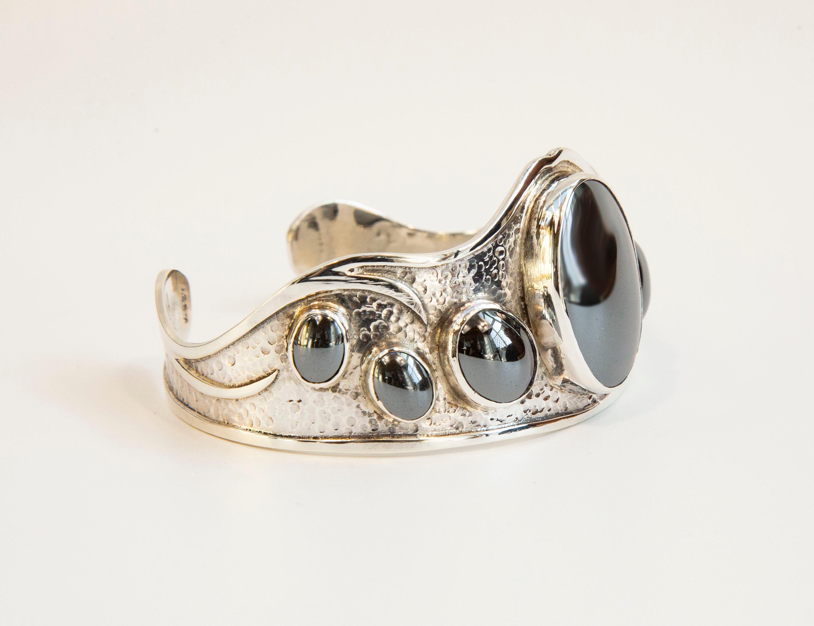 Wide Contoured Sterling Silver Hammered Cuff  Bracelet with Oval Hematite Caboch In Good Condition For Sale In Arnhem, NL