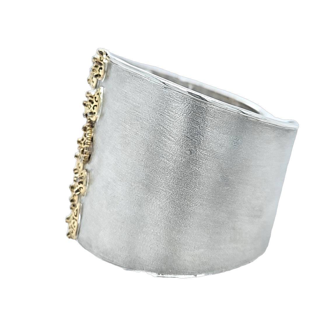 Taille ronde Manchette large en or jaune 14 carats ornée de diamants en vente