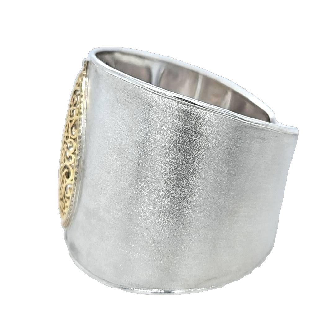 Taille ronde Manchette large en or jaune 14 carats ornée de diamants en vente