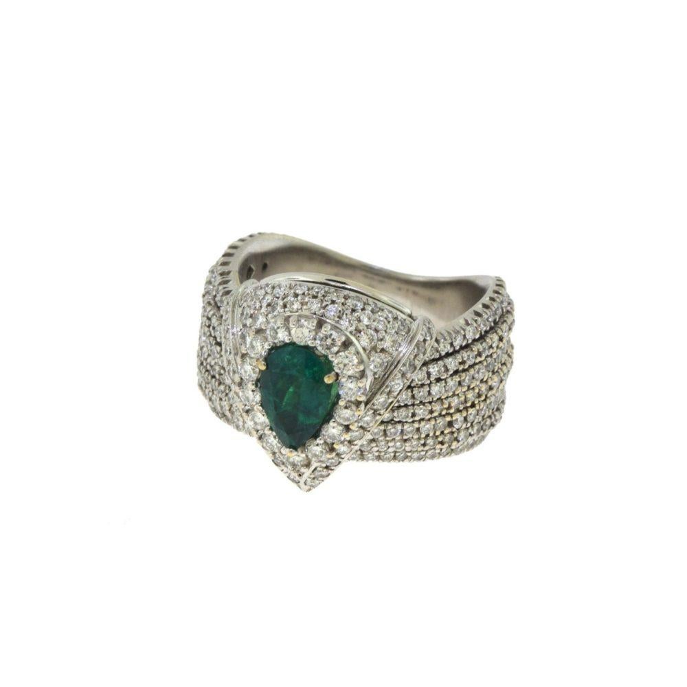 Breiter Ring aus Weißgold mit Diamant und Smaragd in der Mitte (Rundschliff) im Angebot