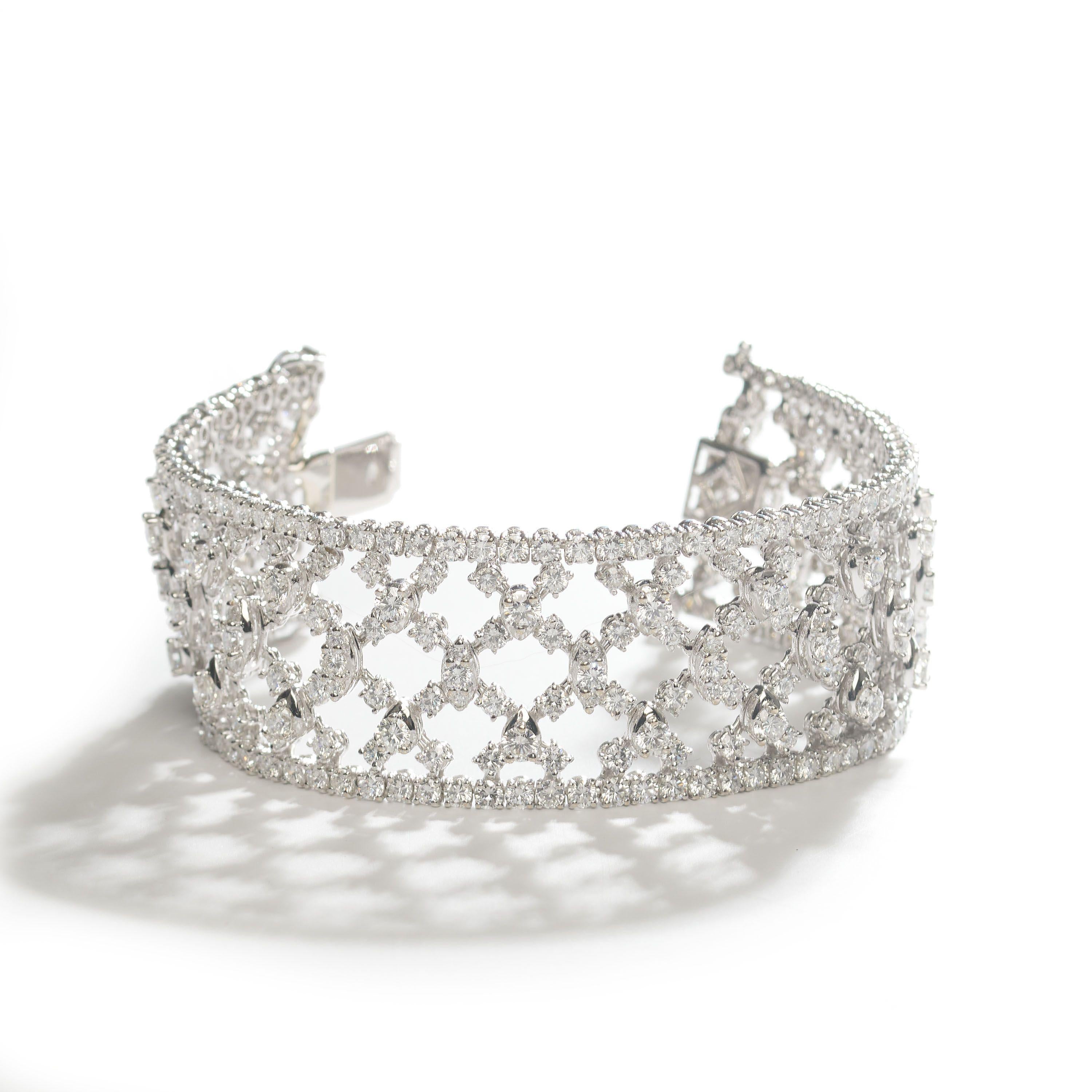 Wide Diamond And White Gold Trellis Bracelet, Circa 2000, 22.17 Carats In Good Condition For Sale In London, GB