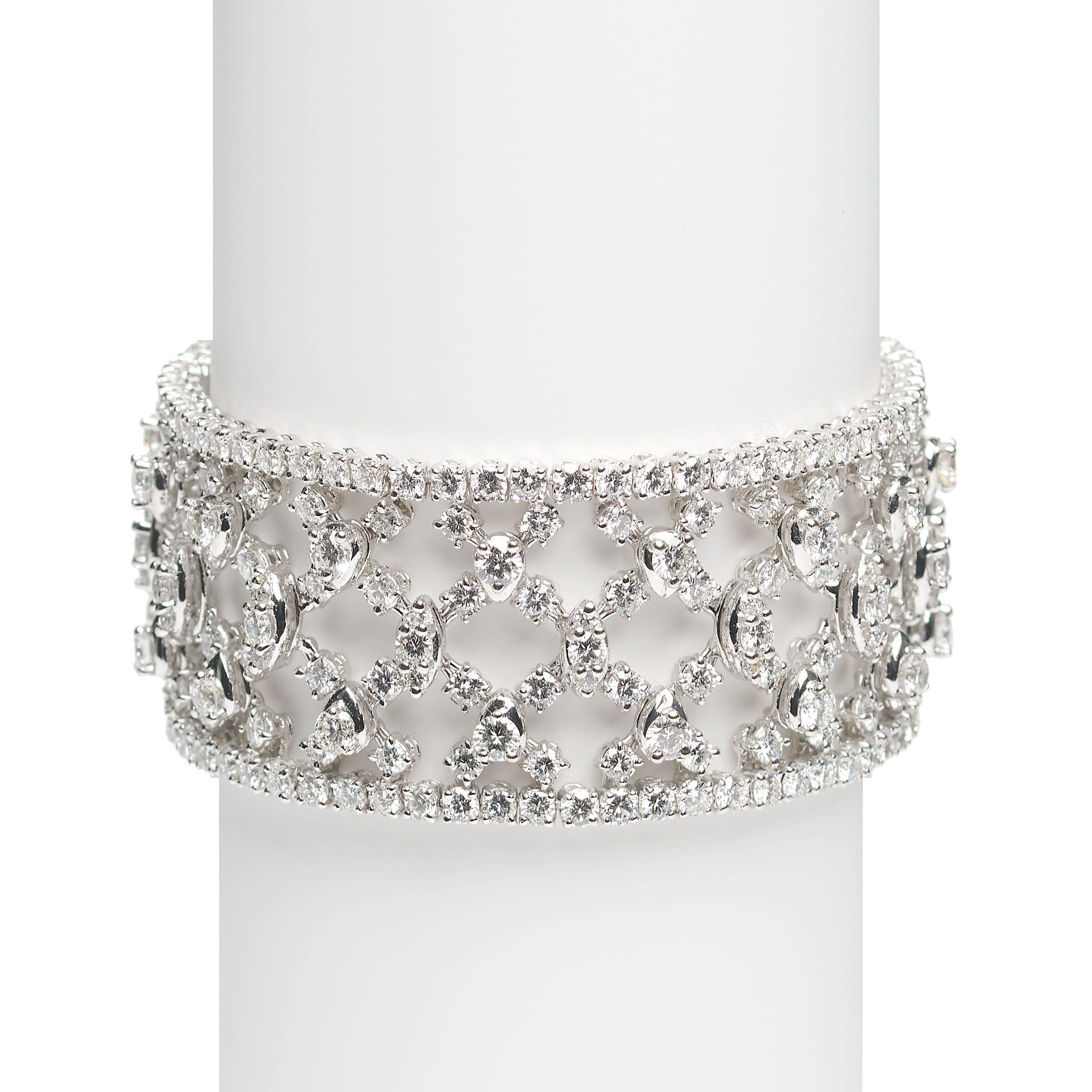 Wide Diamond And White Gold Trellis Bracelet, Circa 2000, 22.17 Carats In Good Condition For Sale In London, GB
