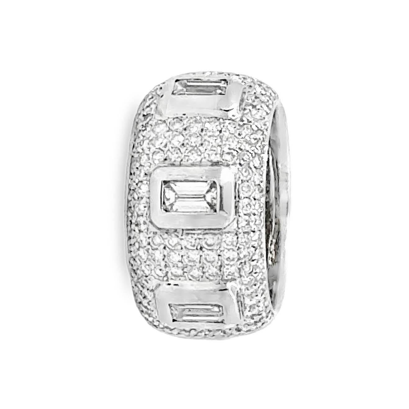 Dieser kühne Baguette-Diamantring aus 18 Karat Weißgold ist ein auffälliges Schmuckstück, das sich durch außergewöhnliche Handwerkskunst und ein modisches Design auszeichnet. Das 12,3 mm breite Band zeigt drei rechteckige Baguette-Diamanten in
