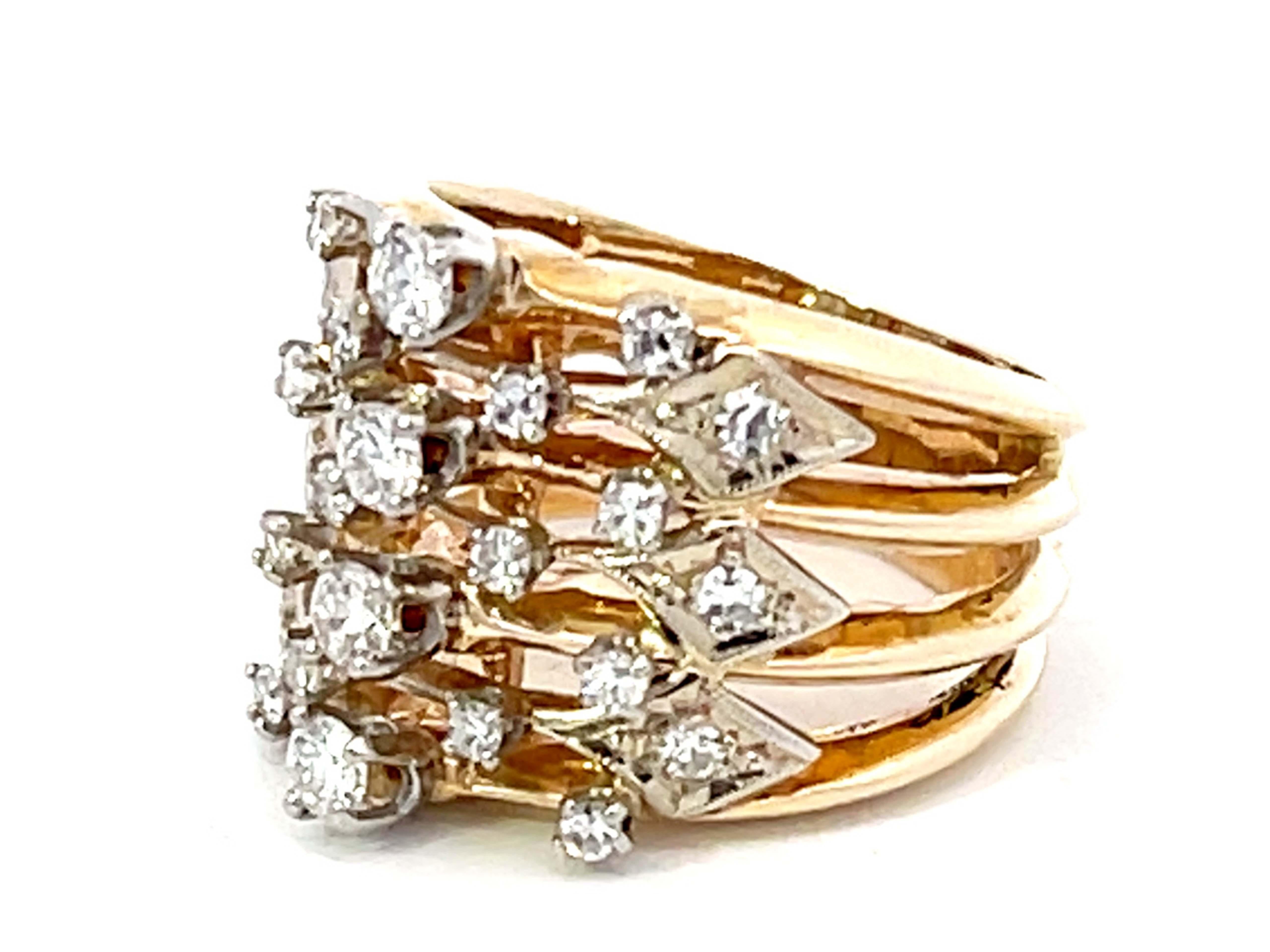 Taille brillant Bague en or jaune 14 carats à large bande de diamants et à motifs découpés en vente