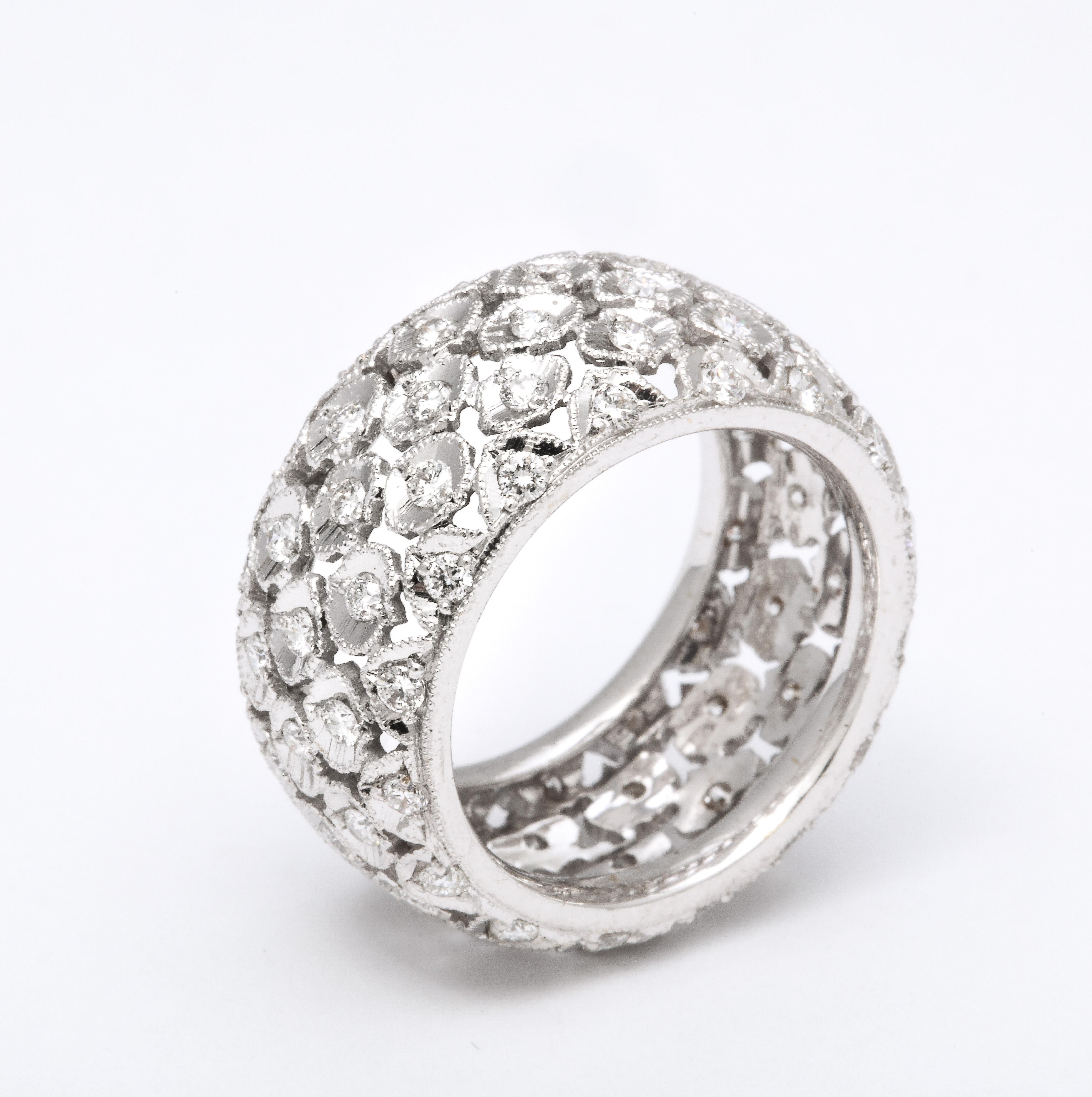 Taille ronde Bracelet à larges diamants en vente