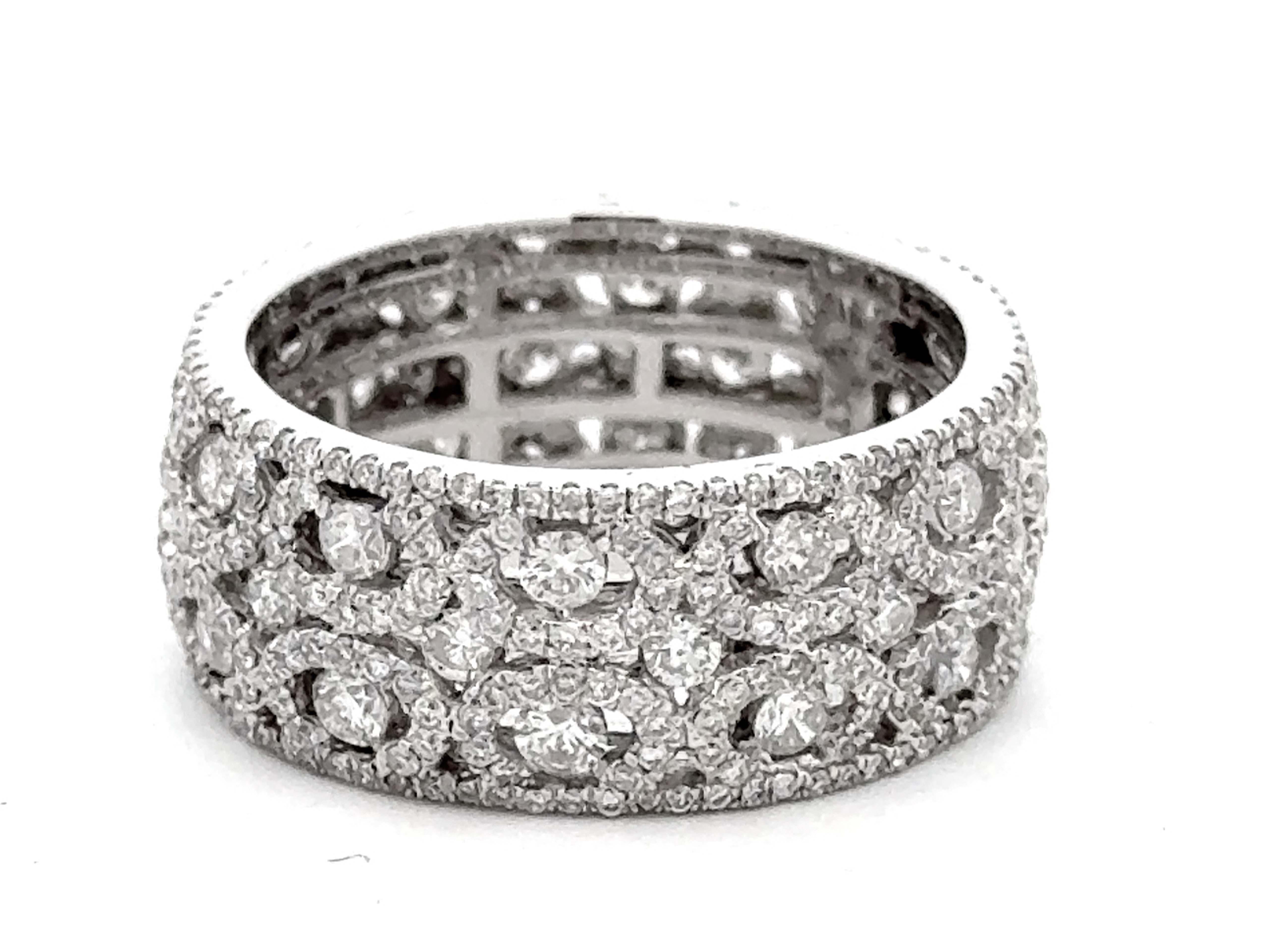 Moderne Bague large avec halo de diamants tourbillonnants en or blanc 18 carats en vente