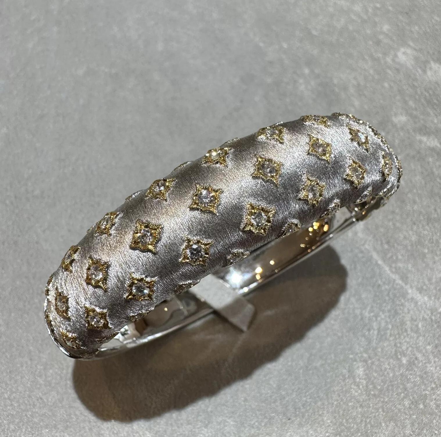 Bracelet jonc large en or blanc et jaune 18 carats texturé en vente 5