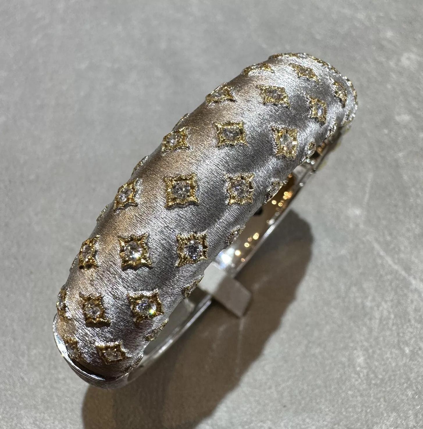 Bracelet jonc large en or blanc et jaune 18 carats texturé Excellent état - En vente à La Jolla, CA