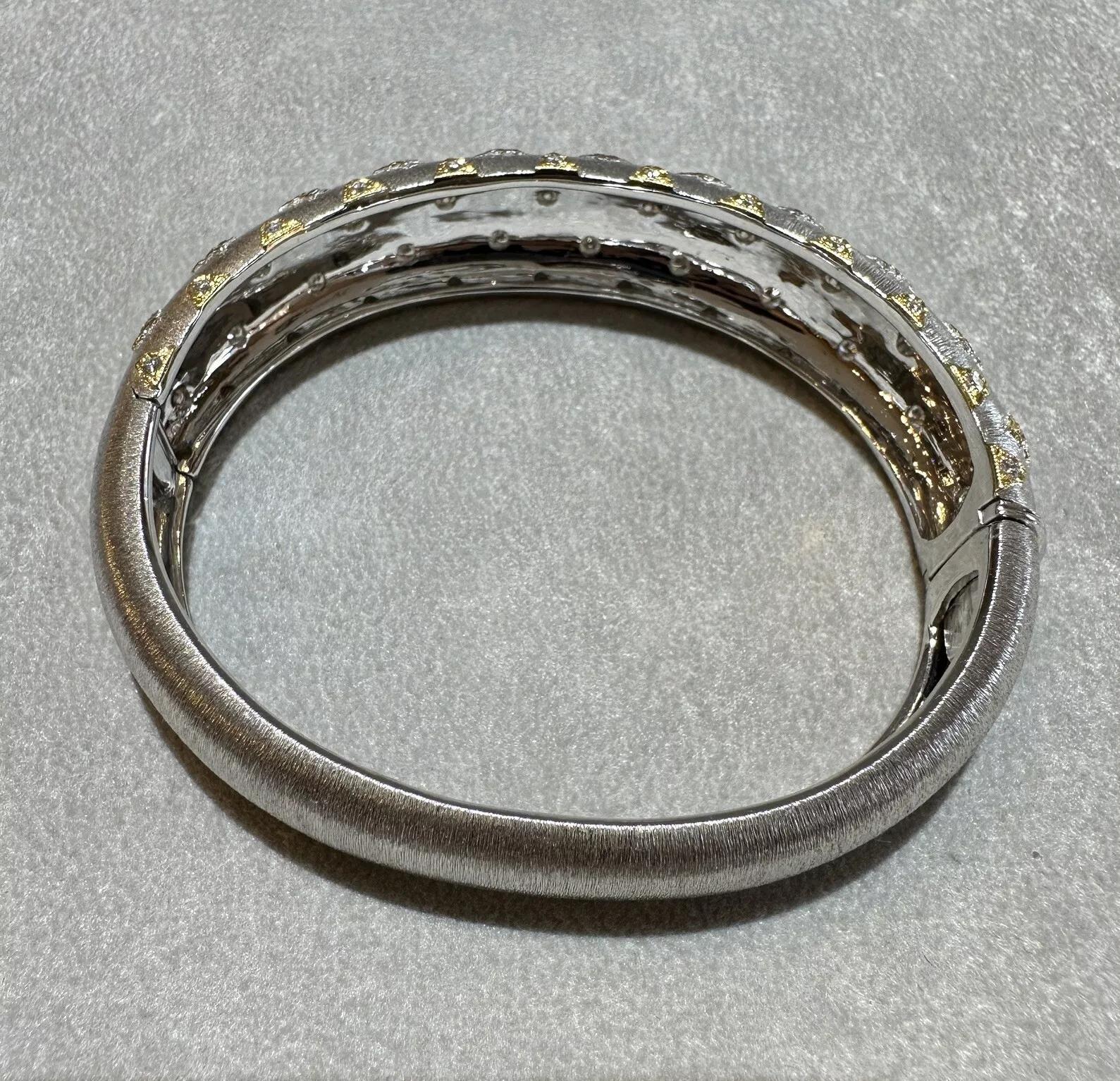 Bracelet jonc large en or blanc et jaune 18 carats texturé Pour femmes en vente