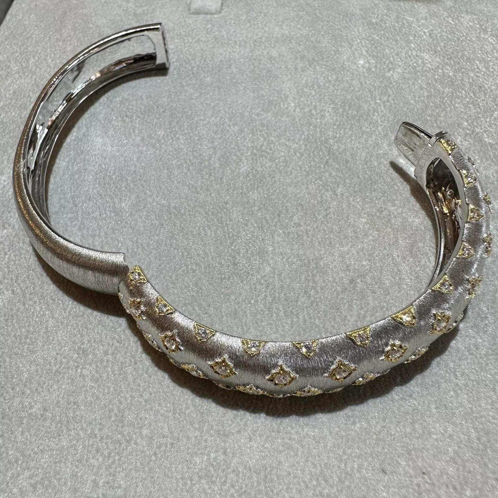Bracelet jonc large en or blanc et jaune 18 carats texturé en vente 1
