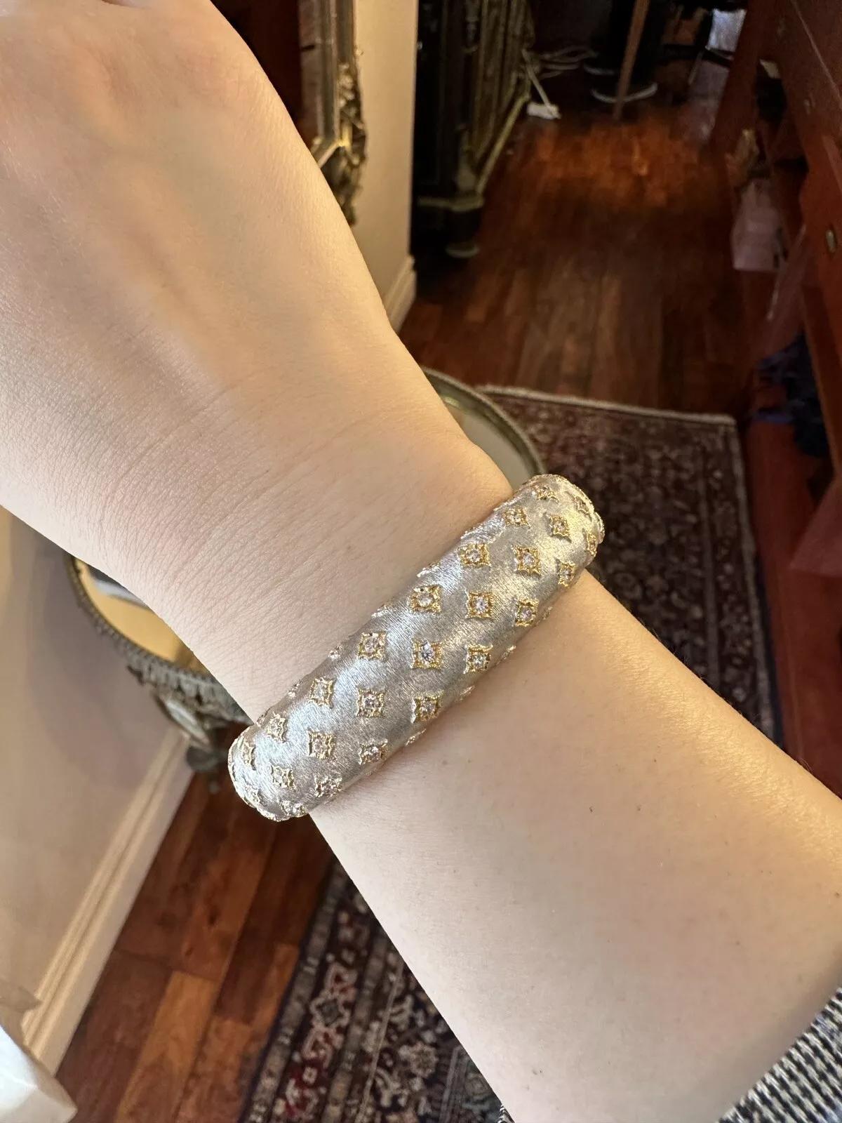 Bracelet jonc large en or blanc et jaune 18 carats texturé en vente 2