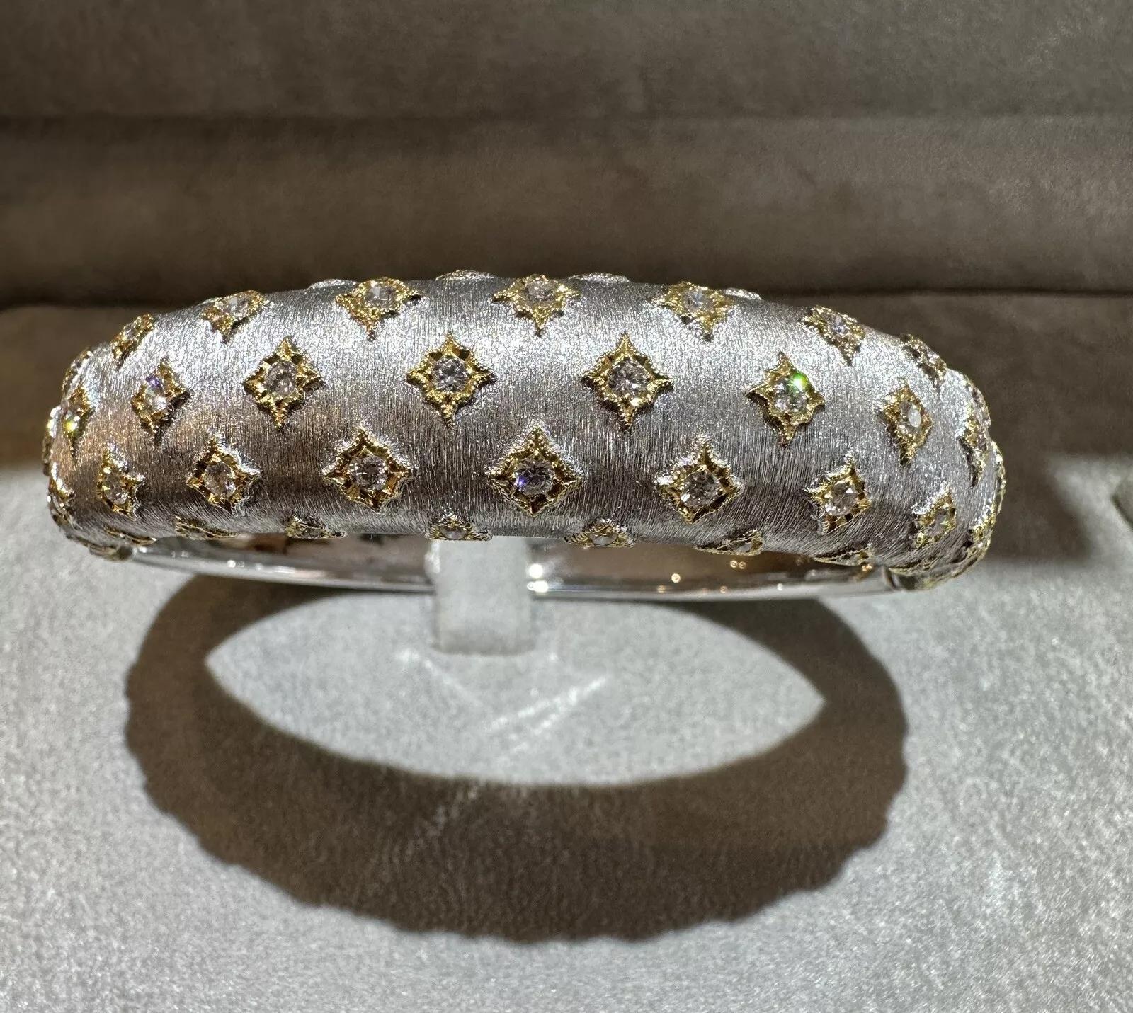Bracelet jonc large en or blanc et jaune 18 carats texturé en vente 4