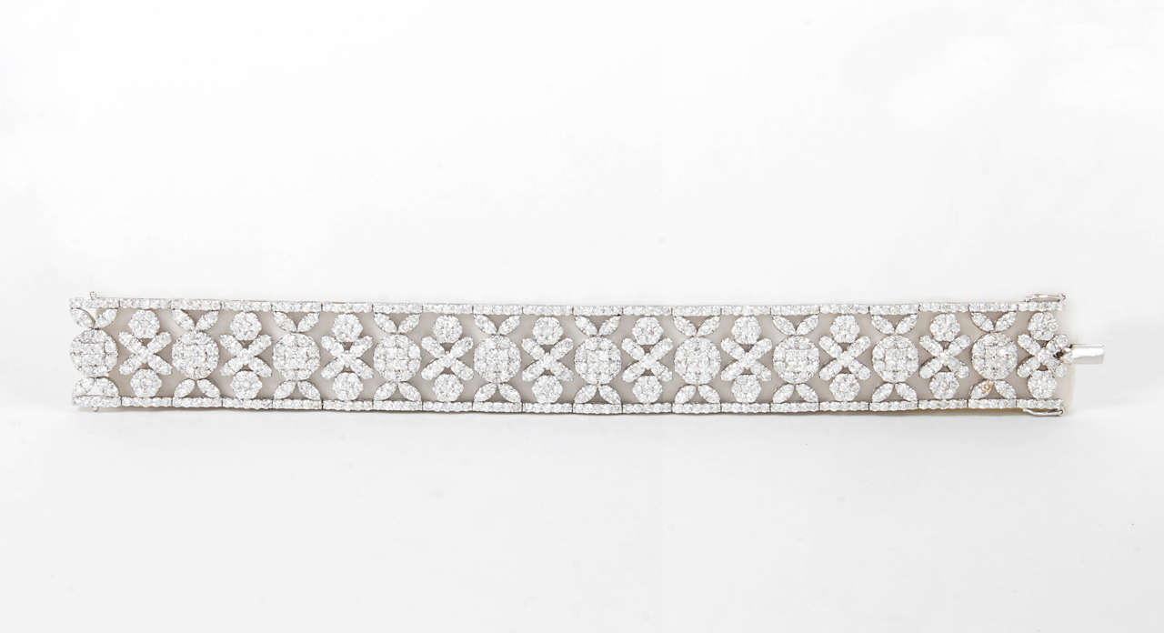 Klassisches breites Diamantarmband im Kranz-Stil 

20.03 Karat runde Diamanten im Brillantschliff, eingefasst in ein exquisites, zeitloses Design.

Fassung aus 18k Weißgold

Etwa 3/4 Zoll breit