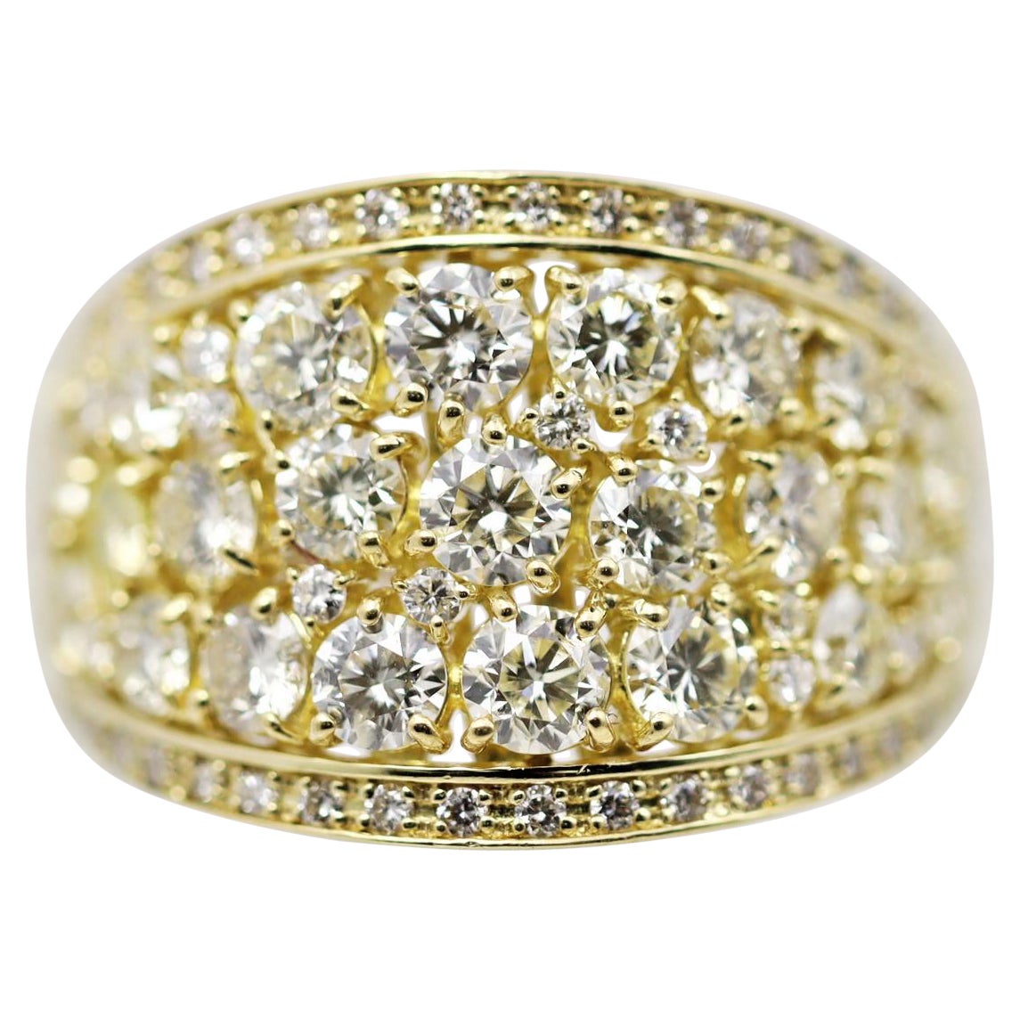 Anello a fascia in oro con cluster di diamanti