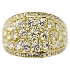 Anillo de oro con racimo ancho de diamantes
