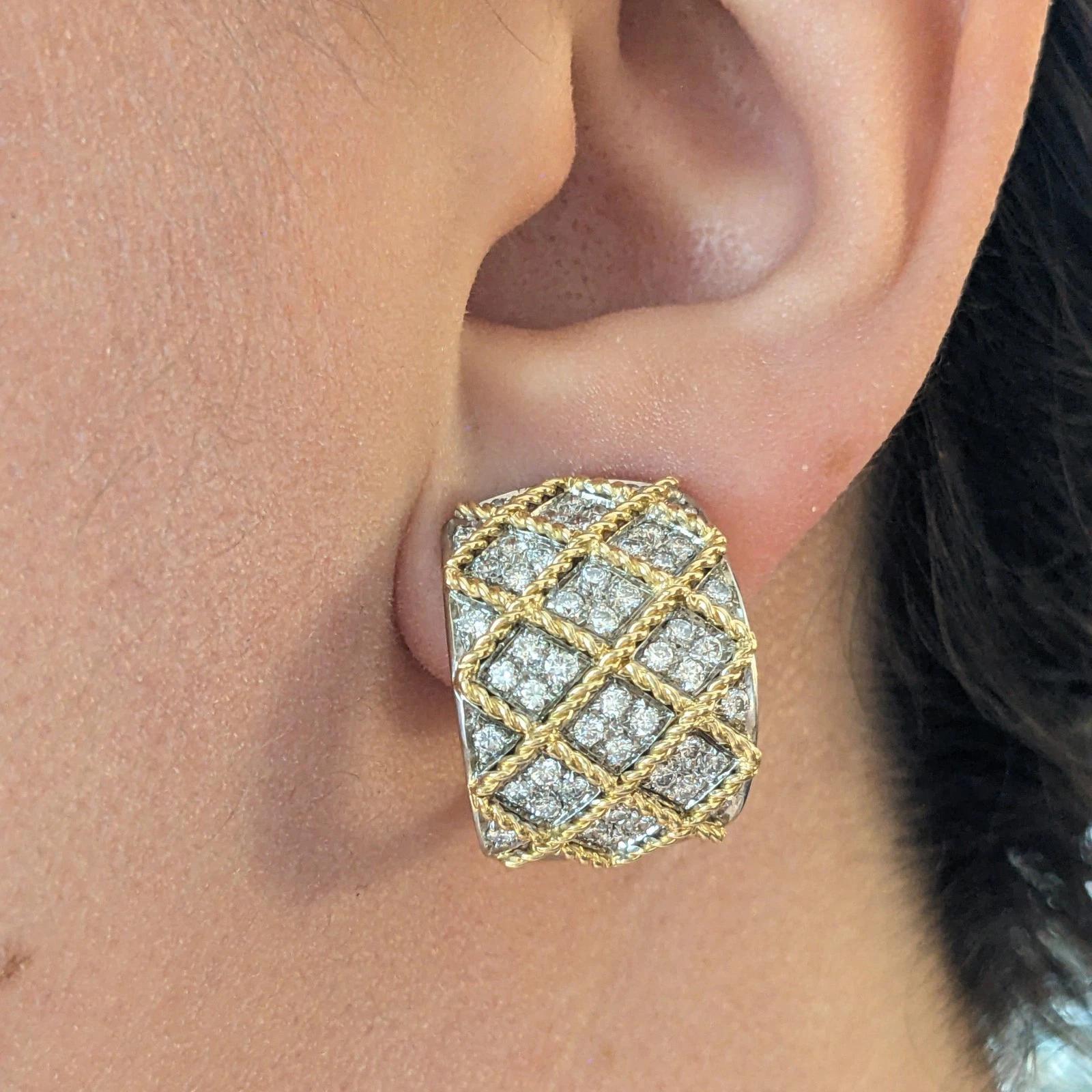 Orecchini a cerchio con diamanti incrociati in oro giallo 18 carati 

Gli orecchini con diamanti presentano un totale di 3,00 carati di diamanti rotondi Brillianti incastonati in un motivo di diamanti incrociati in oro giallo 18k. Gli orecchini sono