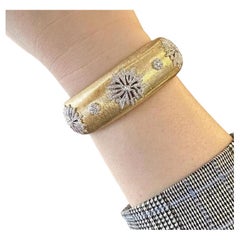 Brazalete ancho con diamantes en oro amarillo y blanco de 18k texturado