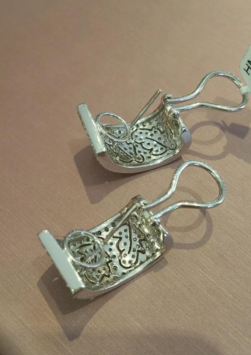 Wide Diamond Hoop Earrings Leaf Design in 18k White Gold In Excellent Condition For Sale In La Jolla, CA