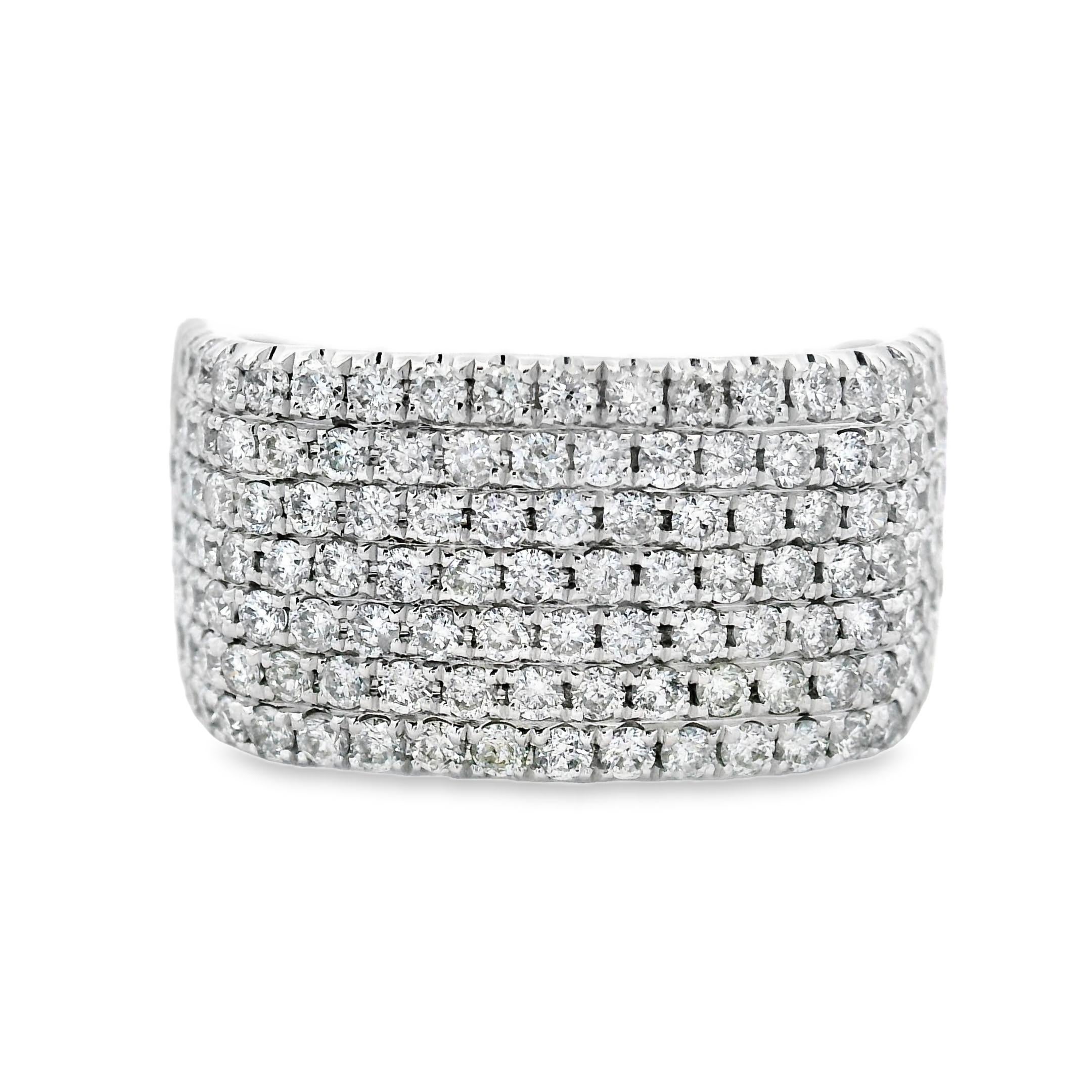 Elegante e radioso, questo anello a fascia larga presenta 130 diamanti rotondi a taglio brillante per un totale di 1,27 carati, incastonati in oro bianco 14K lucido. I diamanti sono disposti in sette file orizzontali e pulite su un profilo