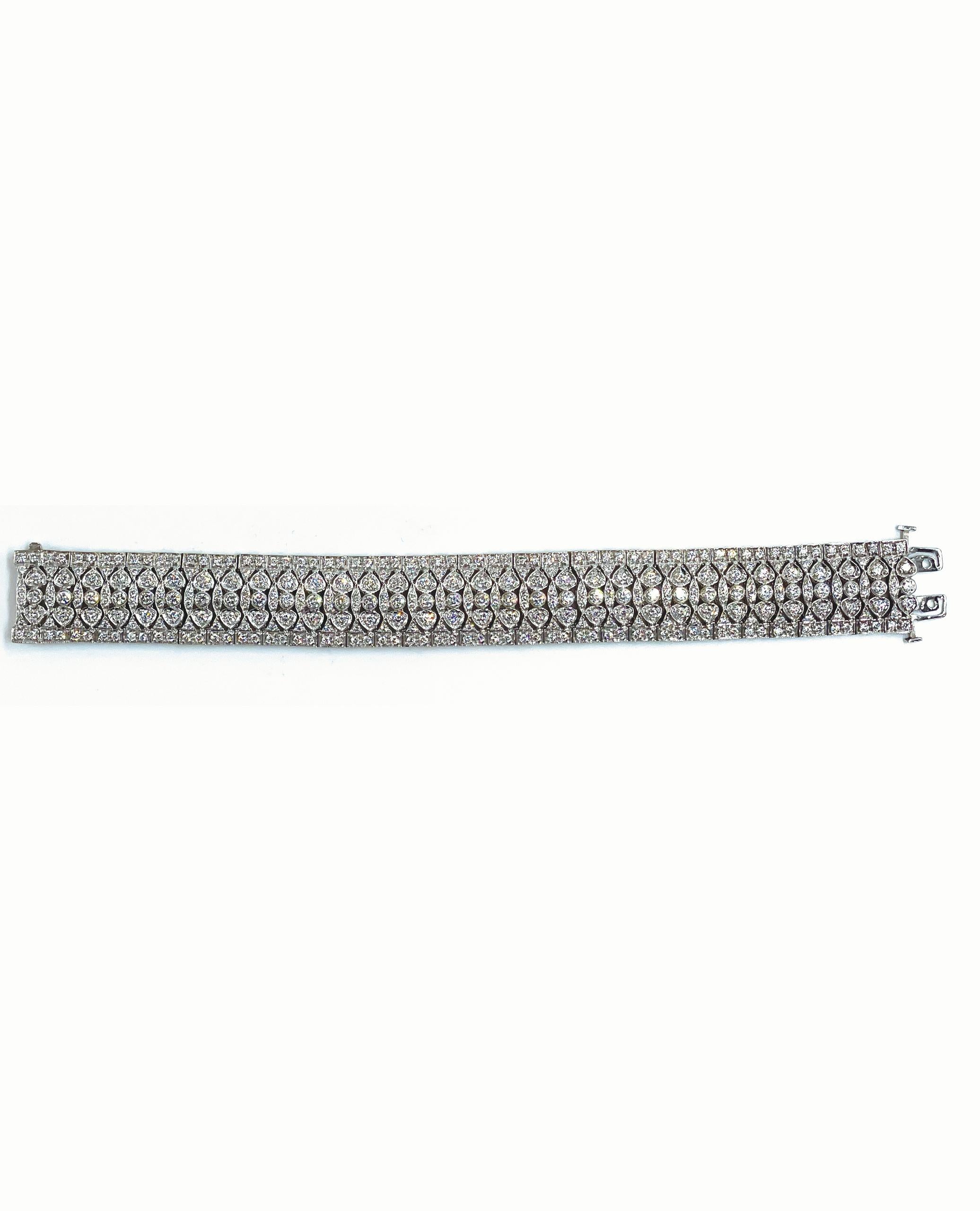 Taille ronde Bracelet large de style vintage en or blanc 18 carats avec diamants en vente