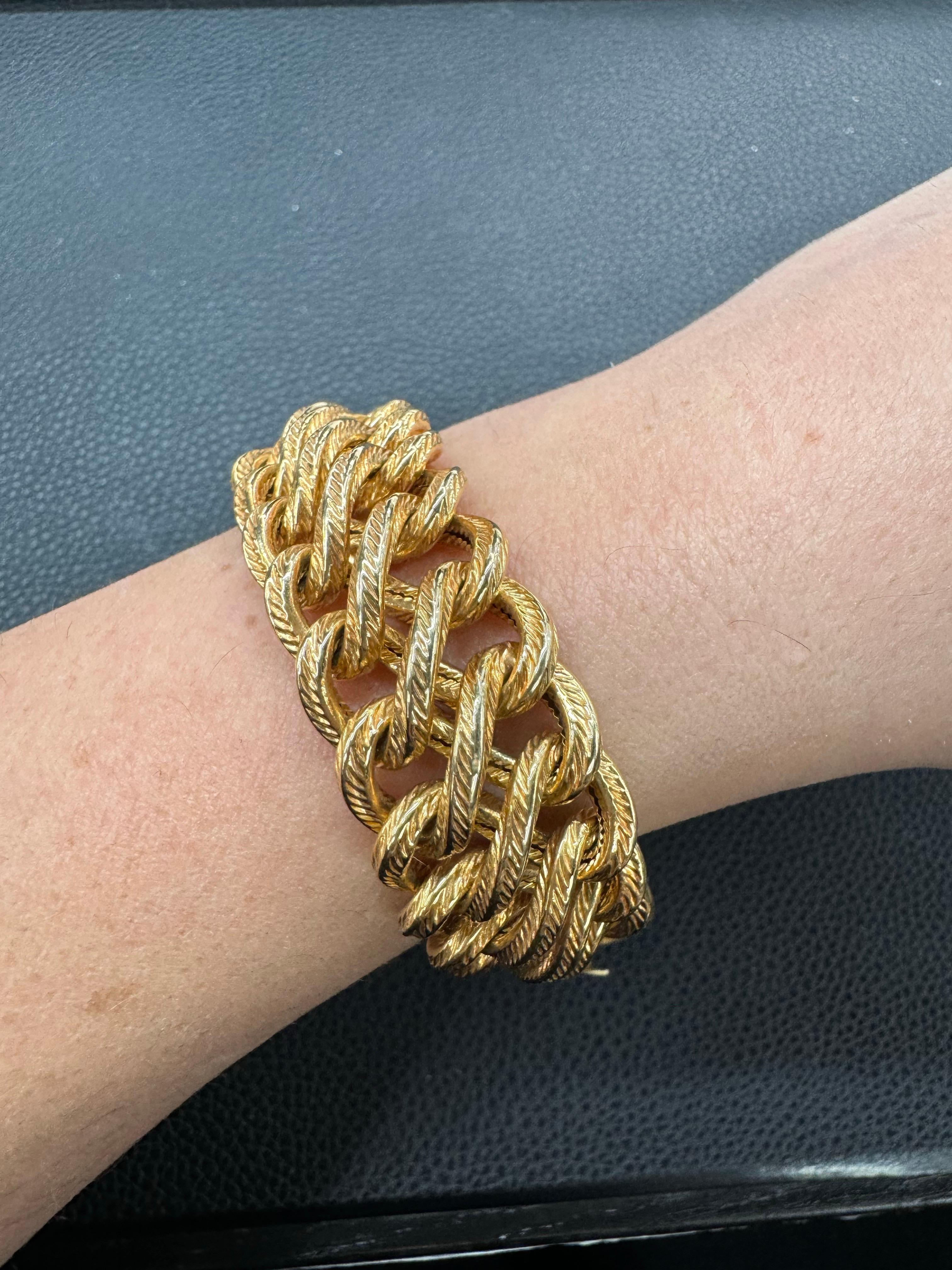 Bracelet en or jaune 18 carats composé d'une double rangée de maillons imbriqués pesant 21,7 grammes.