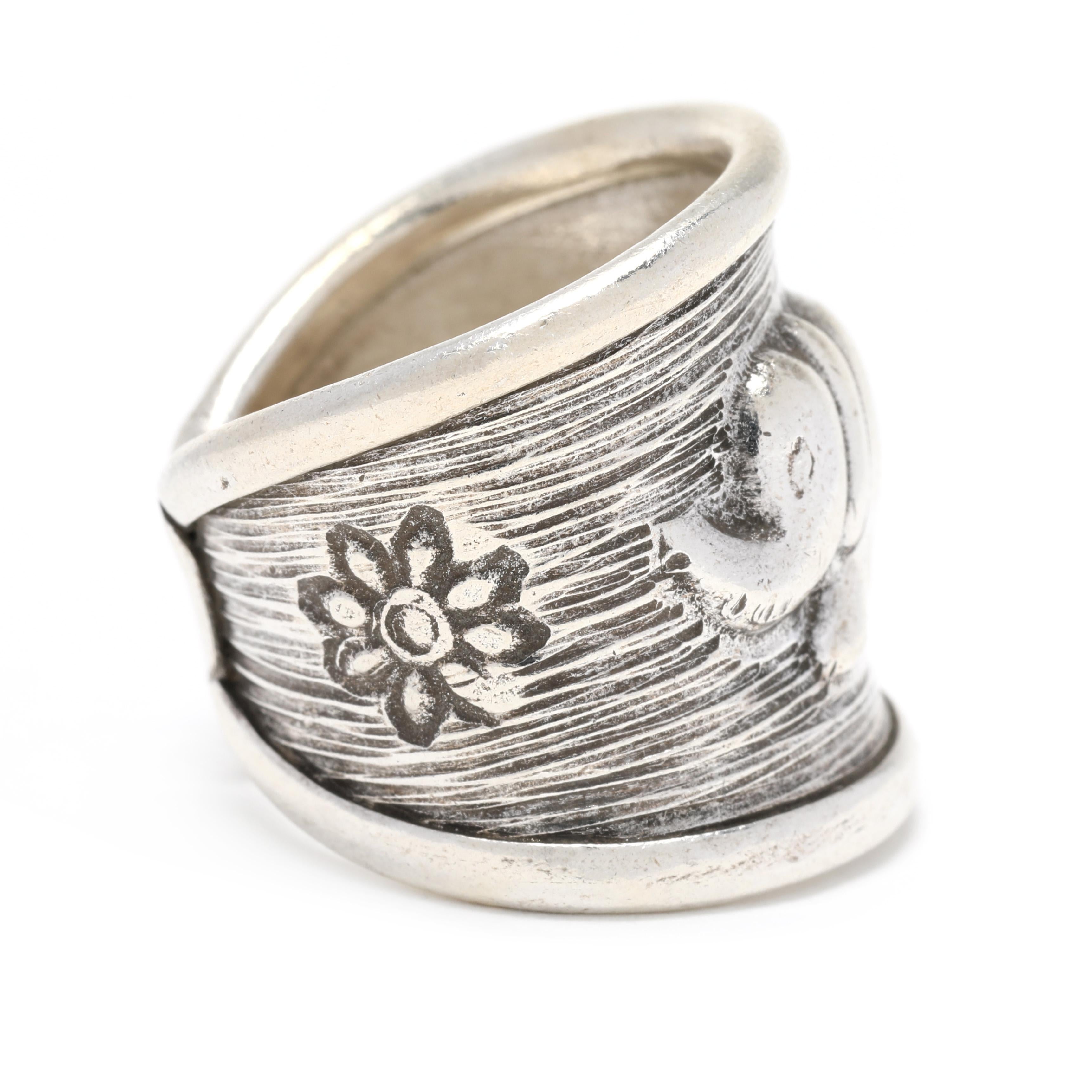 Faites-vous remarquer avec cette magnifique bague en argent sterling à large bande d'éléphants. Fabriquée en argent sterling de haute qualité et ornée d'un motif d'éléphant unique, cette bague deviendra à coup sûr l'une de vos préférées. Complément