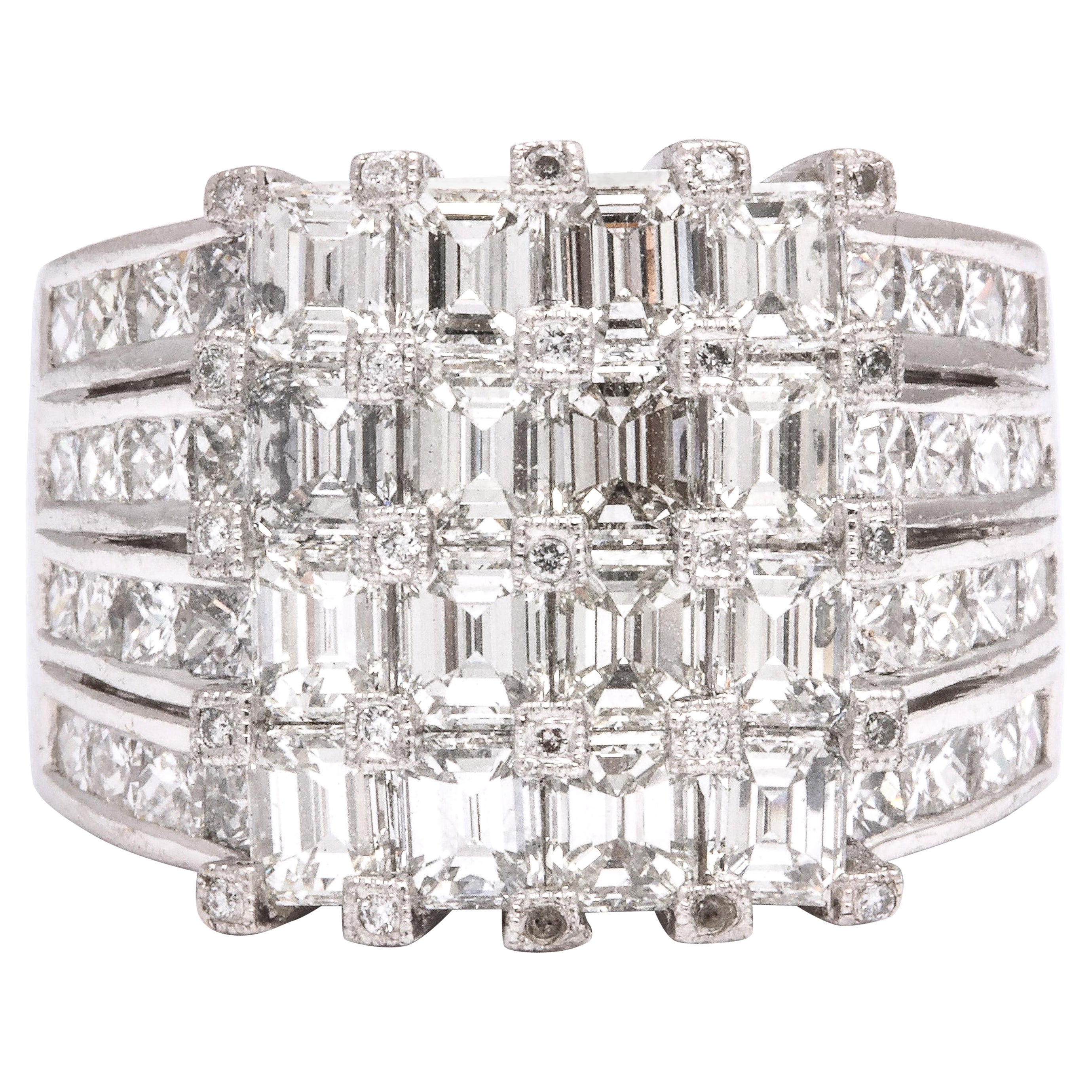 Anello largo con smeraldo e diamante taglio principessa in vendita
