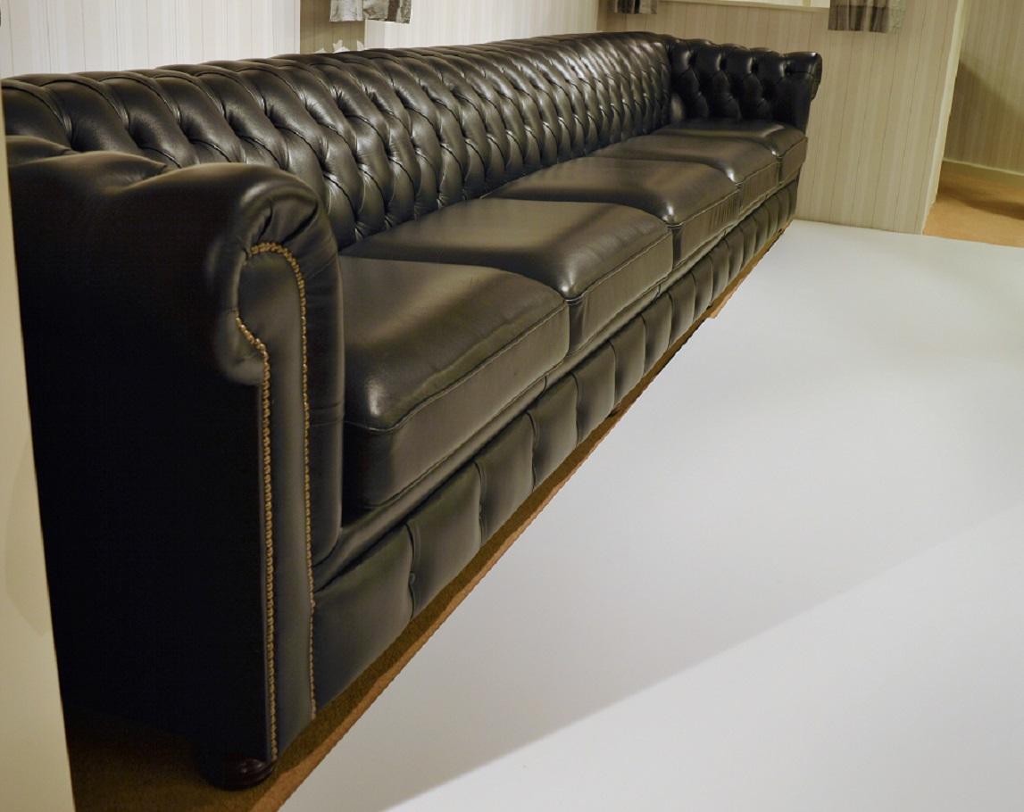 Wide English Five-Seat Chesterfield Sofa in Plain Black Leather In Excellent Condition In Eindhoven, NL