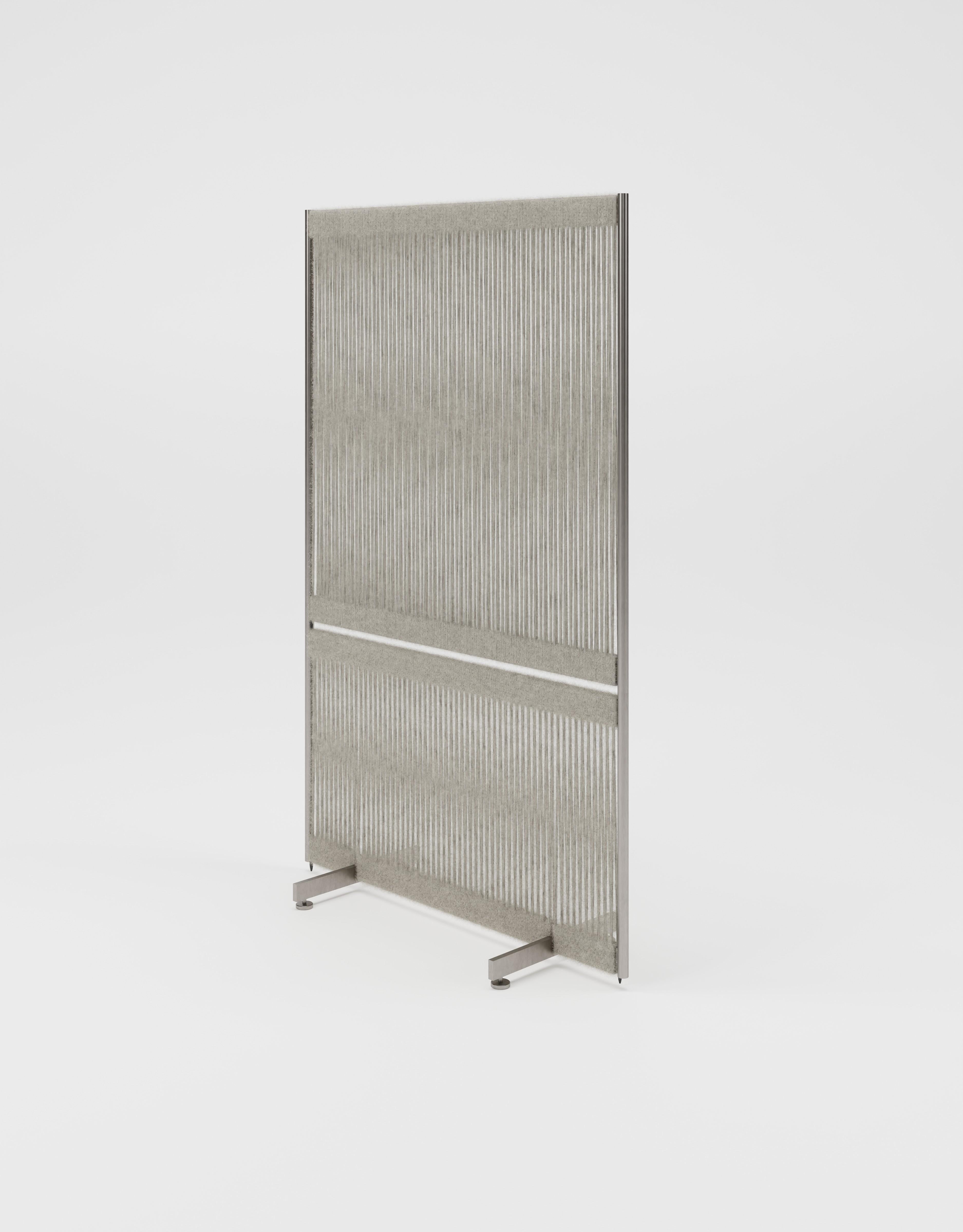 Divisorio per ambienti Anto Wide Fair Grey in acciaio e lana di Thorup Copenhagen
Dimensioni: H: 110 cm, L: 120 cm, P: 34 cm
Materiali: Acciaio inossidabile spazzolato I Rivestimento in lana della drizza della bandiera

Anto Room Divider è stato